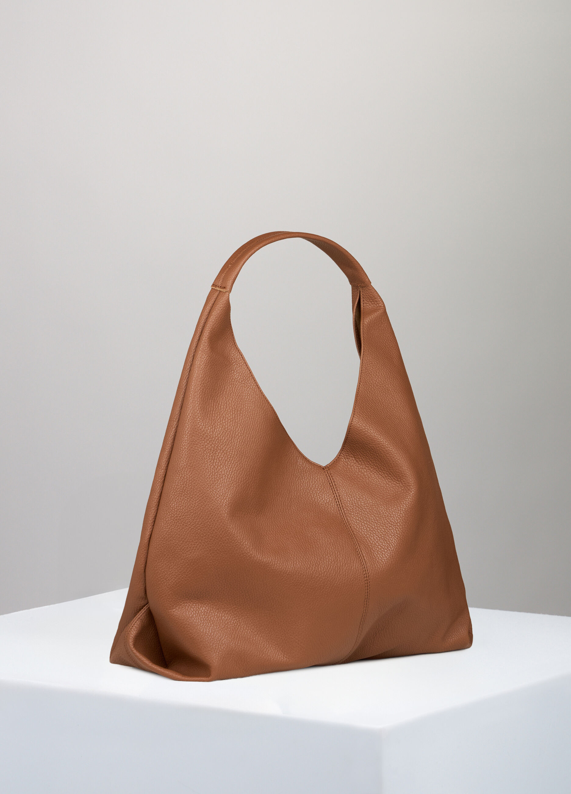 Oversized shopping bag in genuine leather