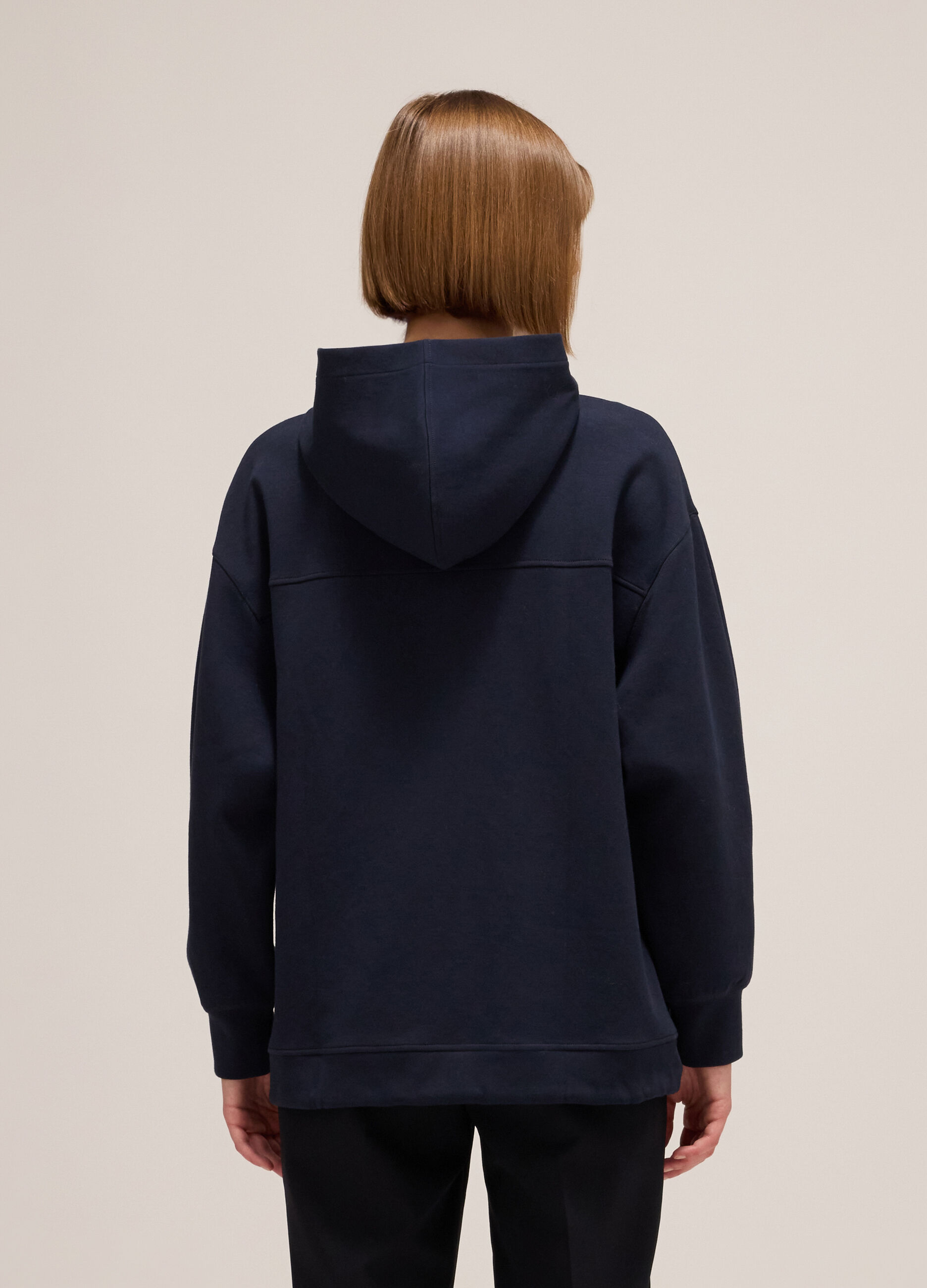 Sweatshirt with hood and zip fastening