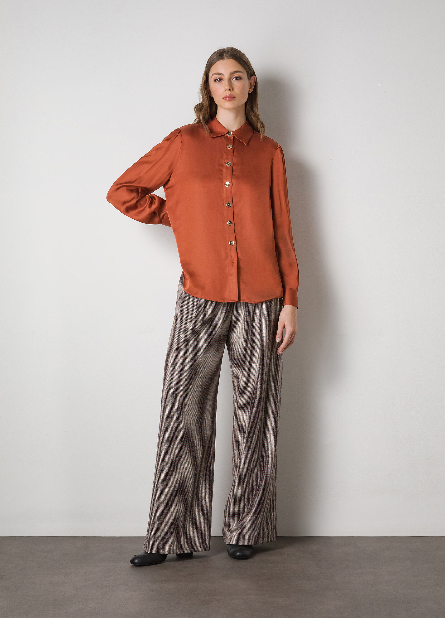Gathered long-sleeved shirt