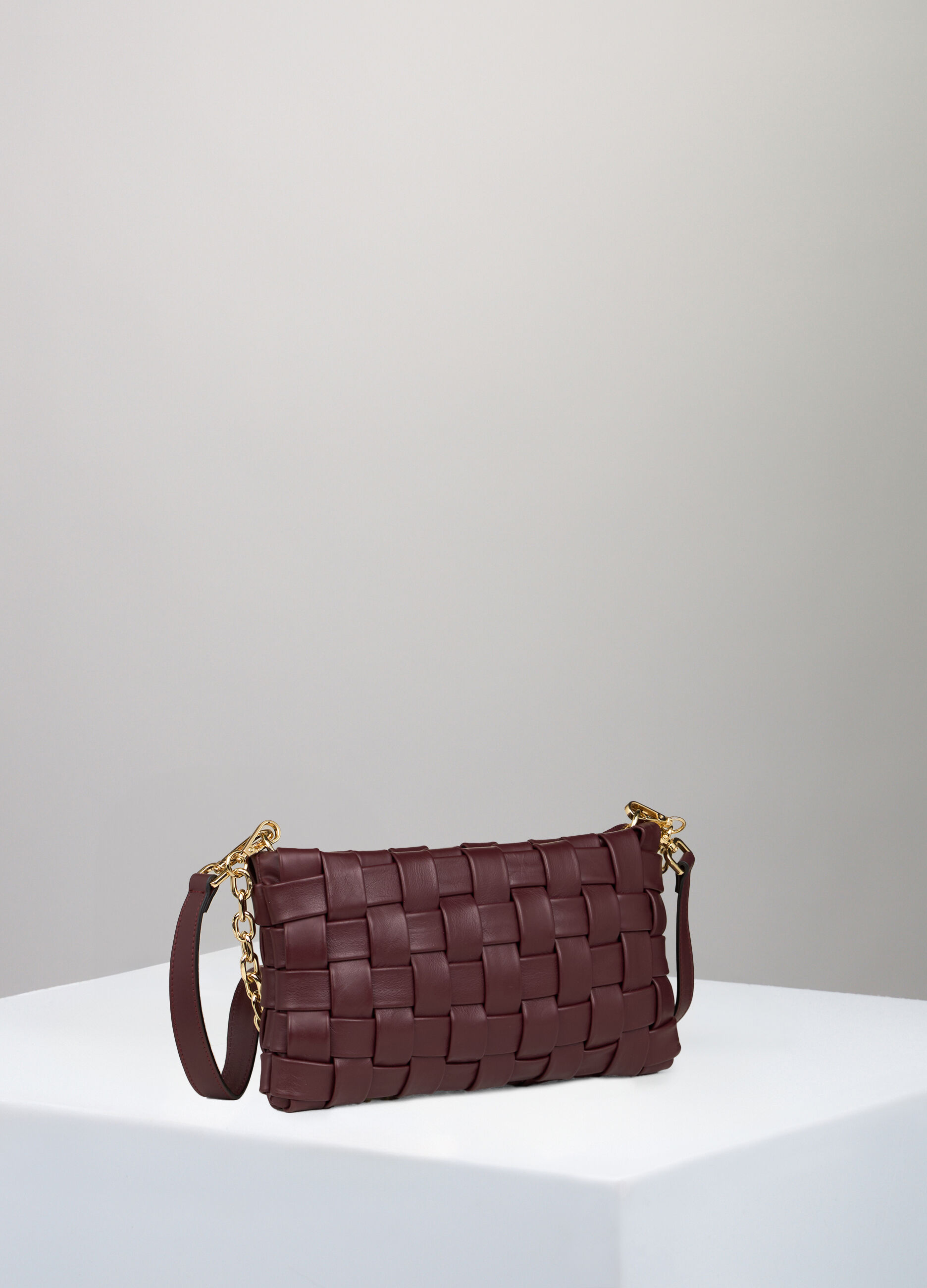 Clutch bag in braided genuine leather