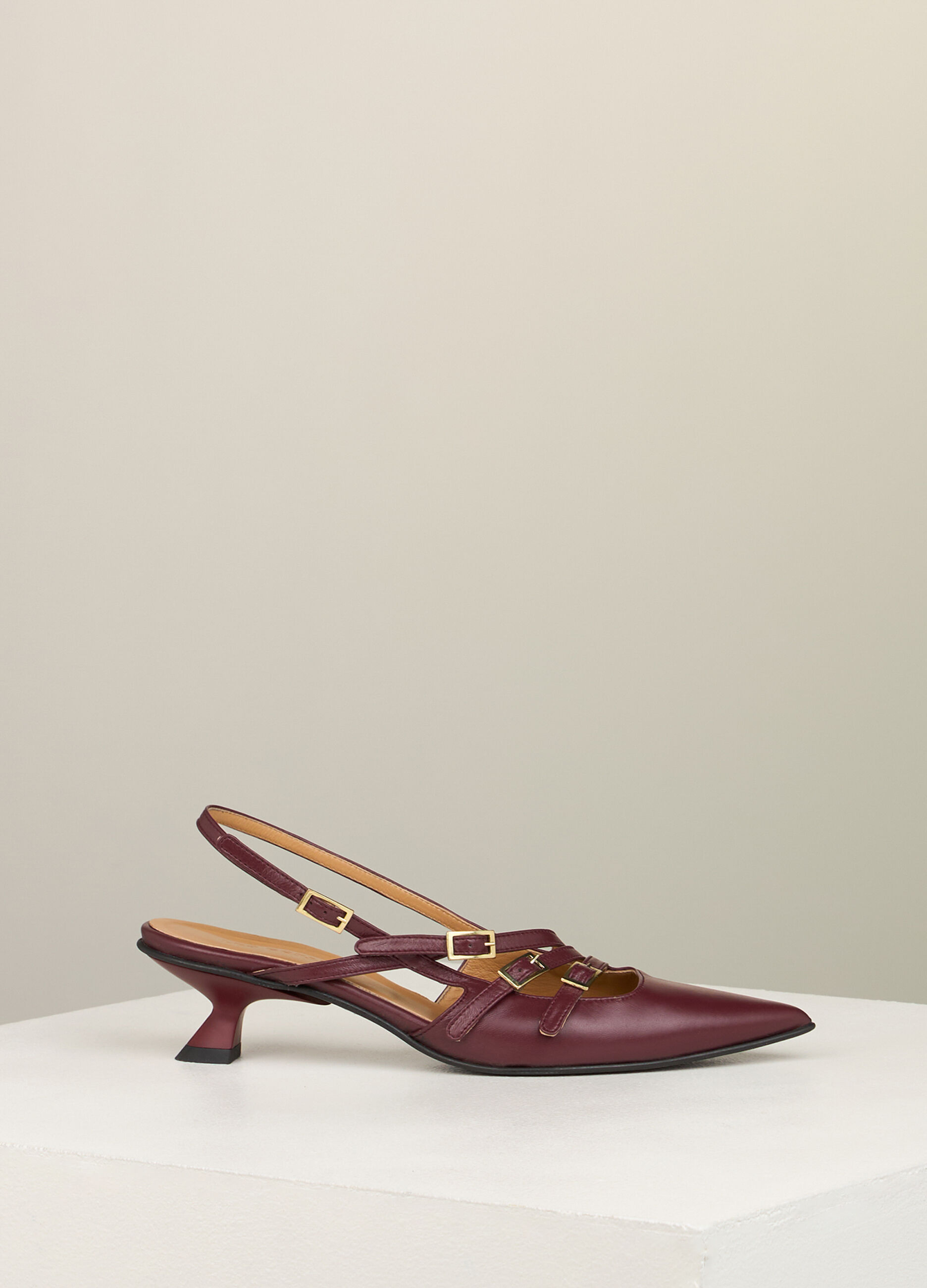 Low court shoes in leather