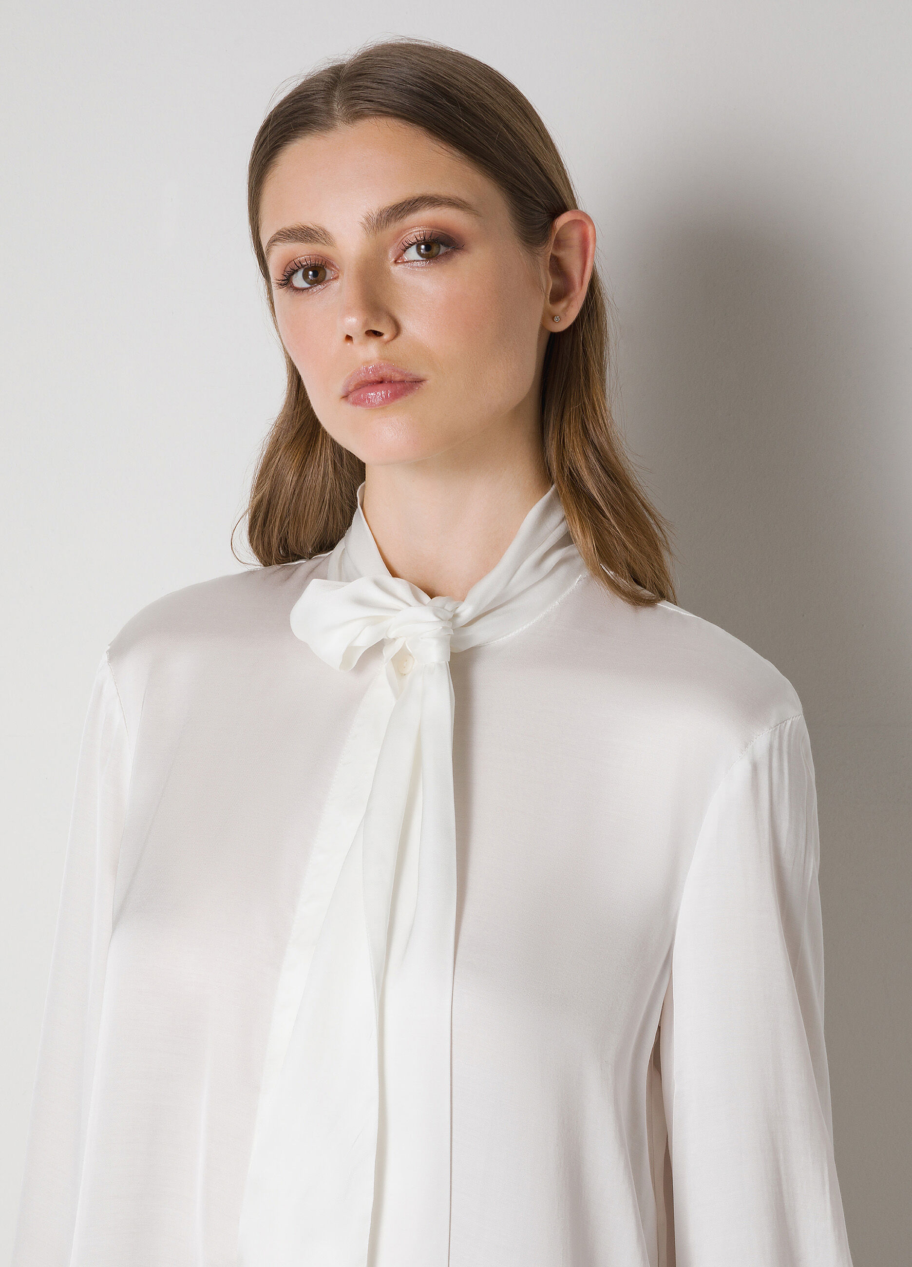 Long-sleeved shirt with bow 