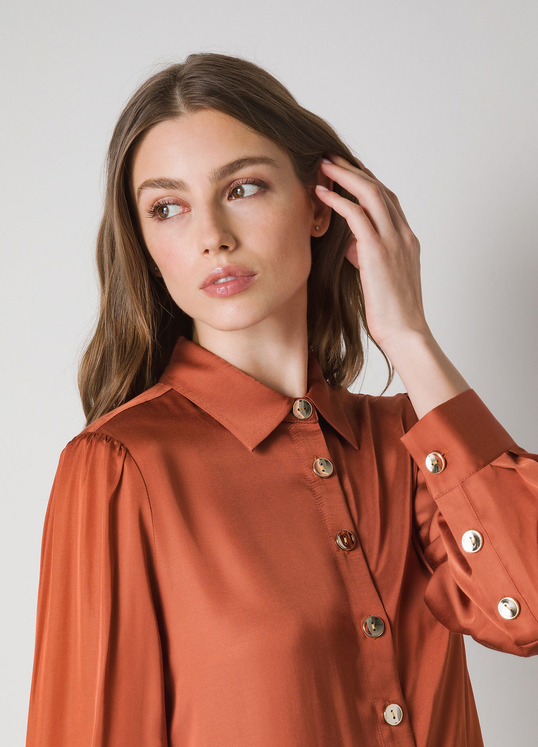 Gathered long-sleeved shirt