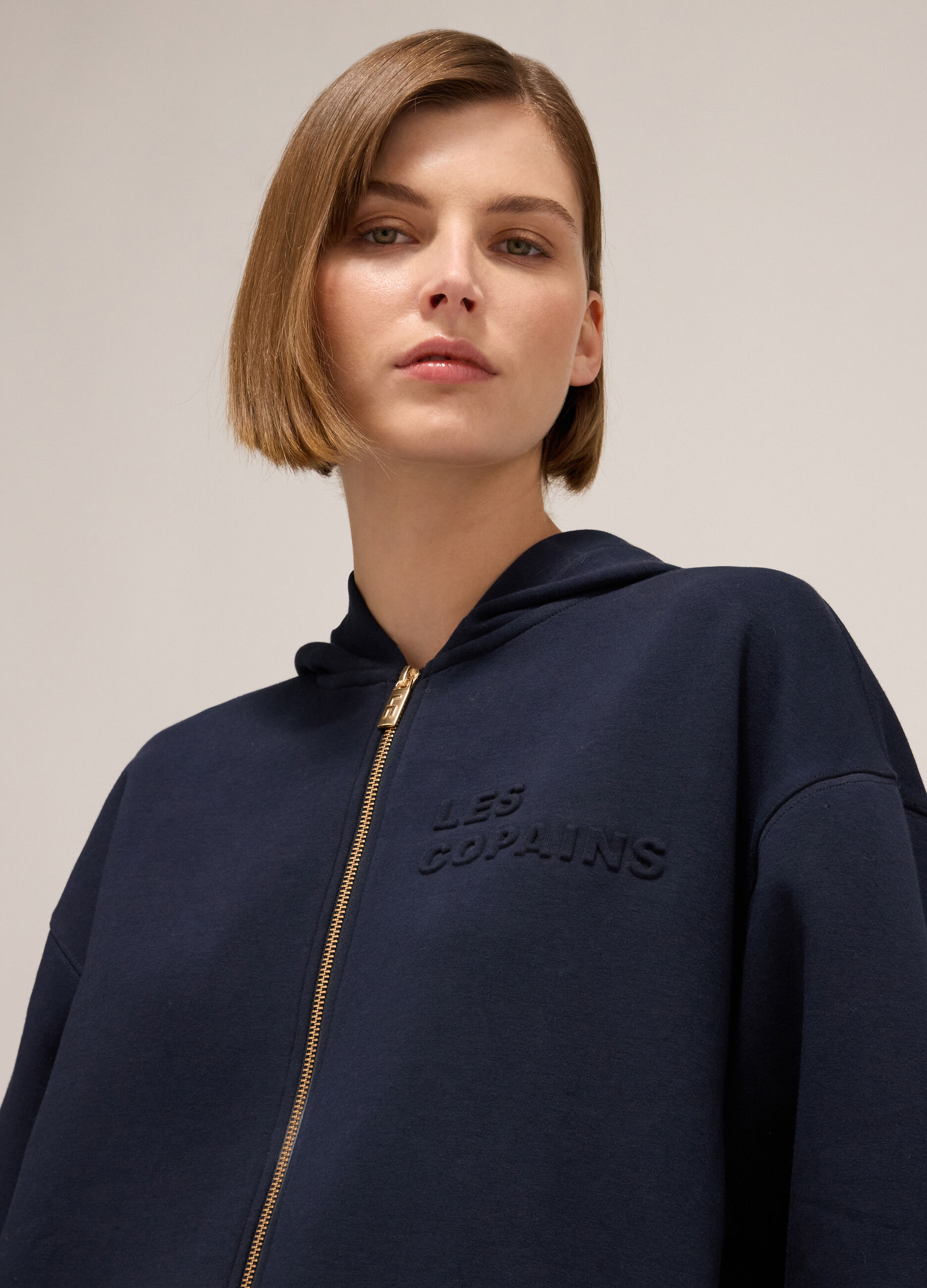 Sweatshirt with hood and zip fastening
