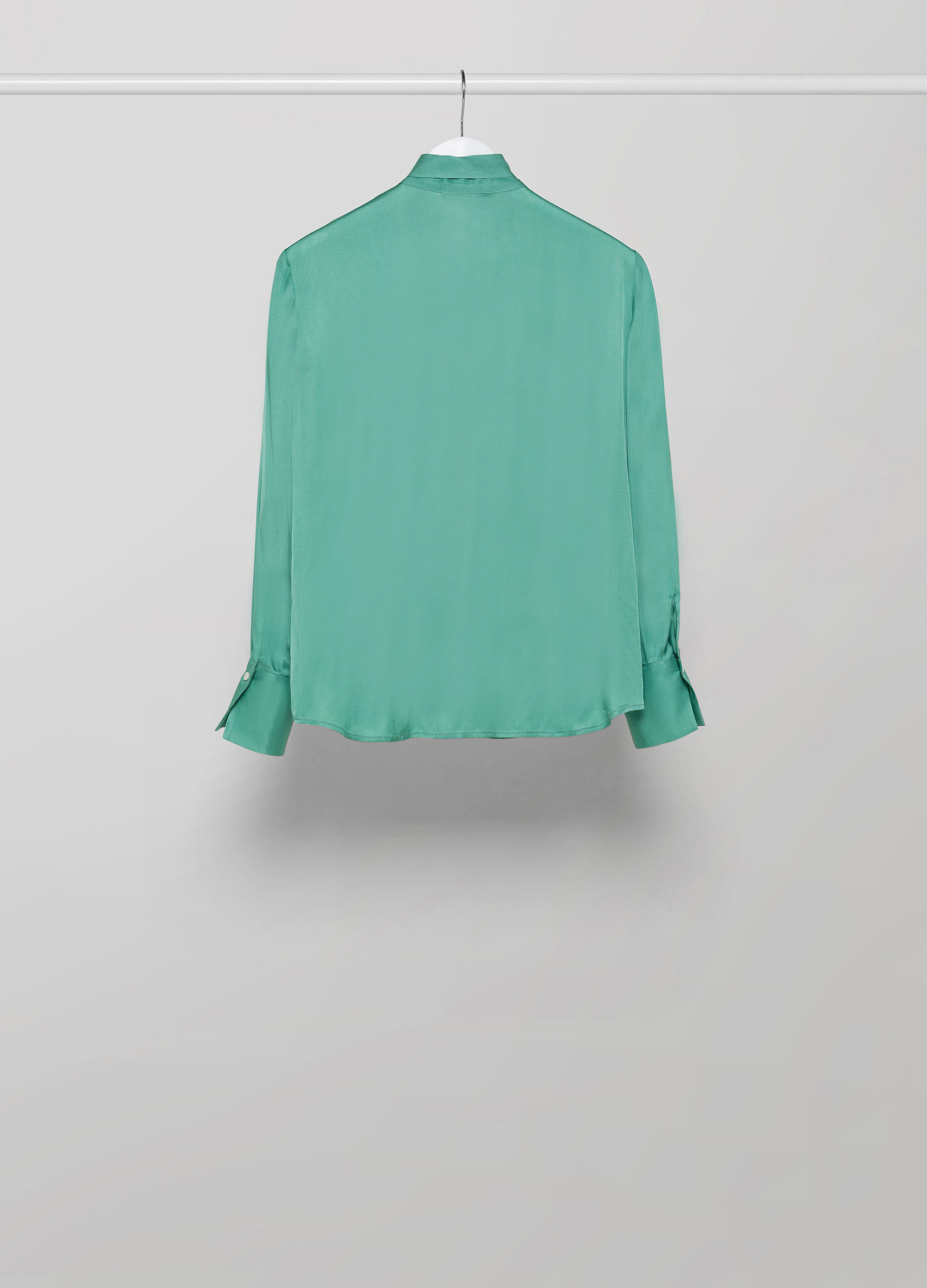 Long-sleeved shirt with bow 