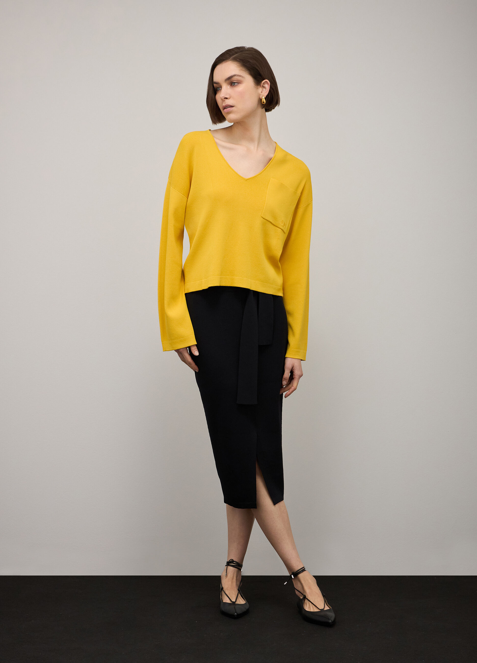 Yellow viscose blend V-neck tricot sweater_0