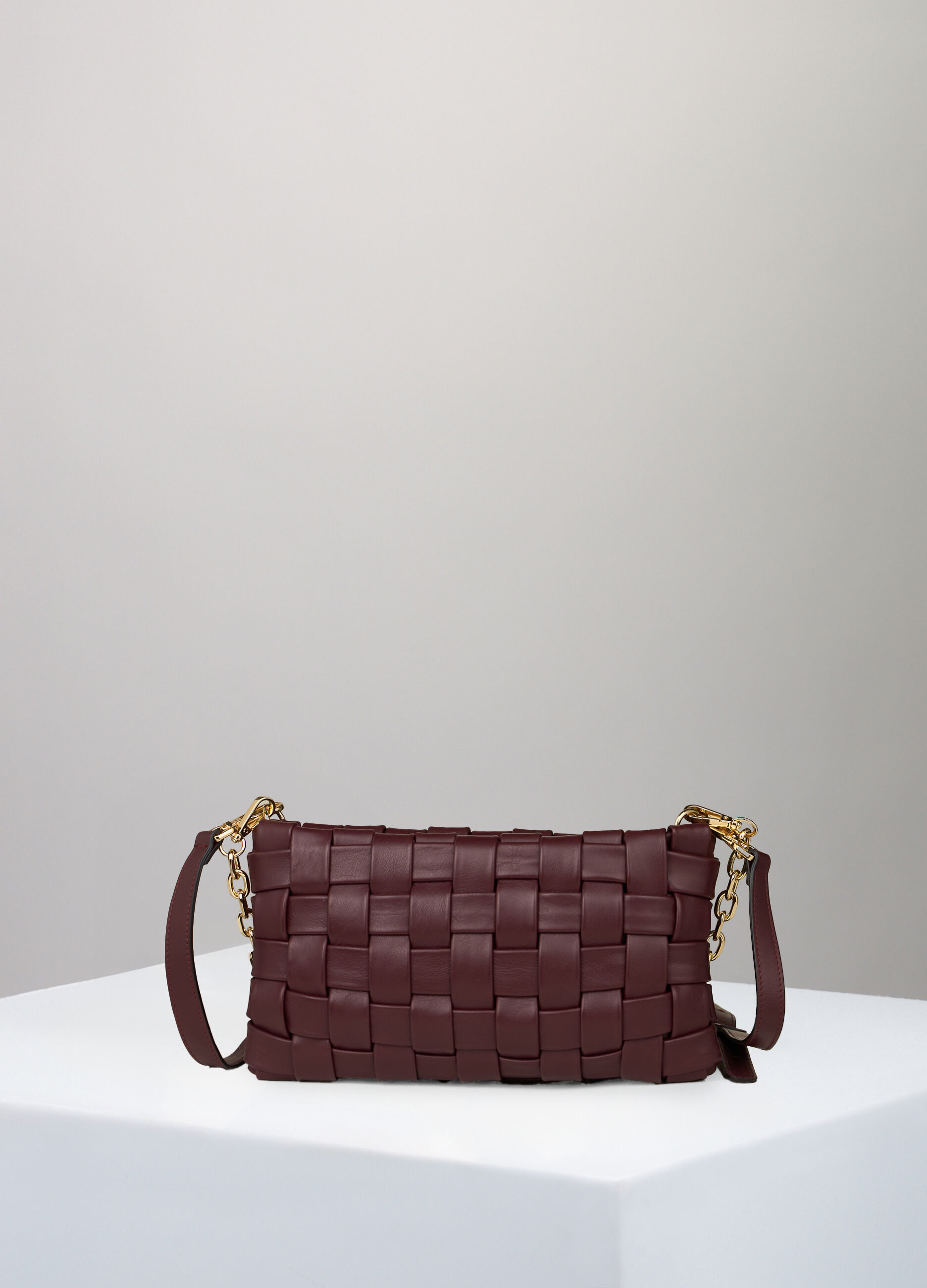 Clutch bag in braided genuine leather