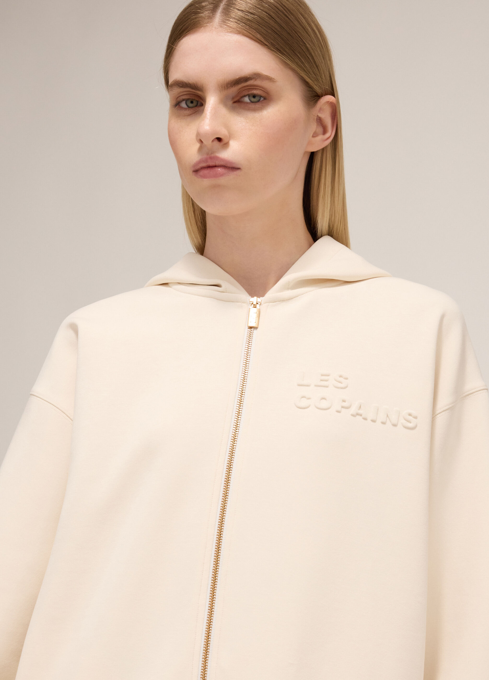 Sweatshirt with hood and zip fastening