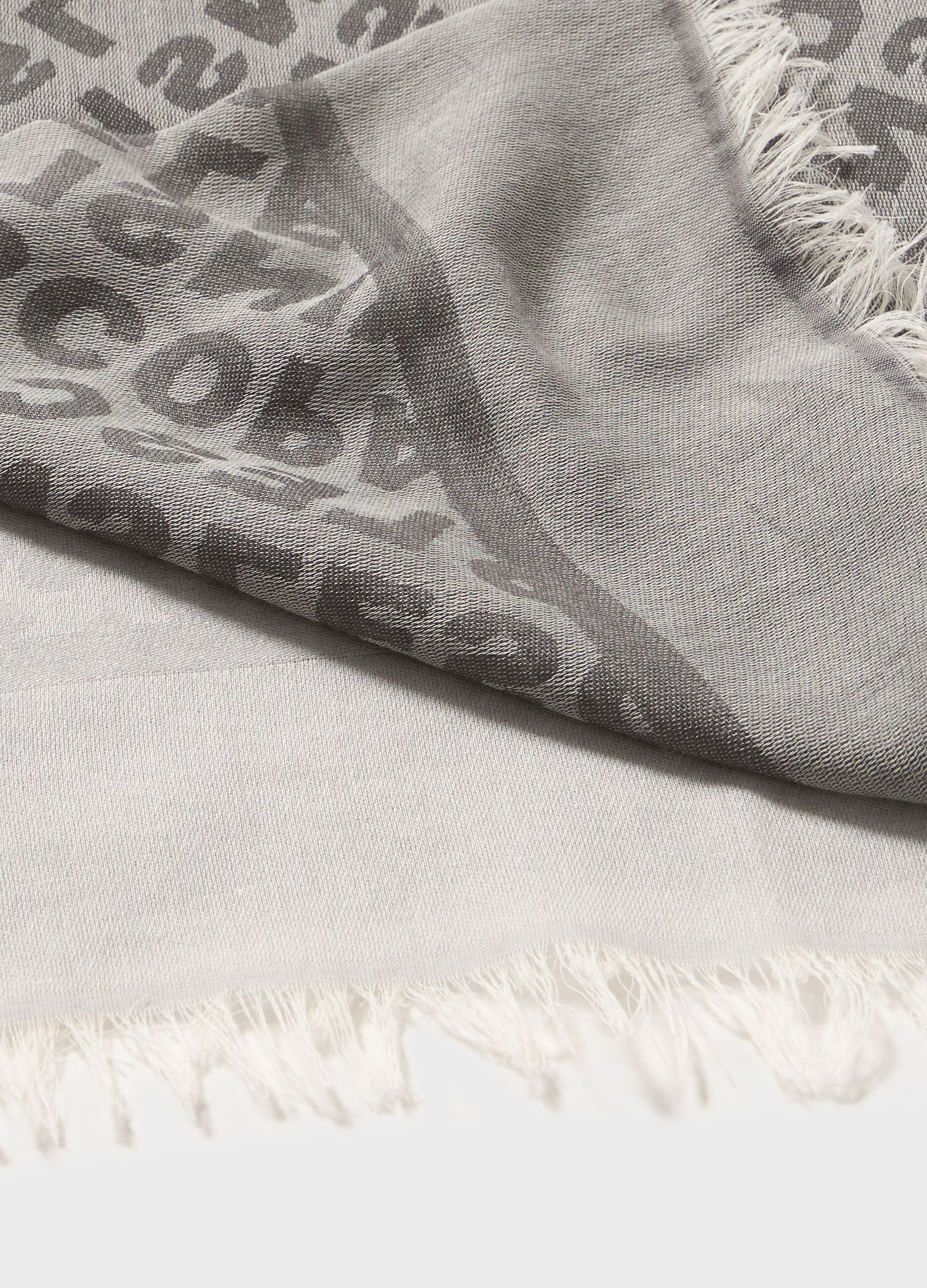 Scarf with jacquard-effect lettering