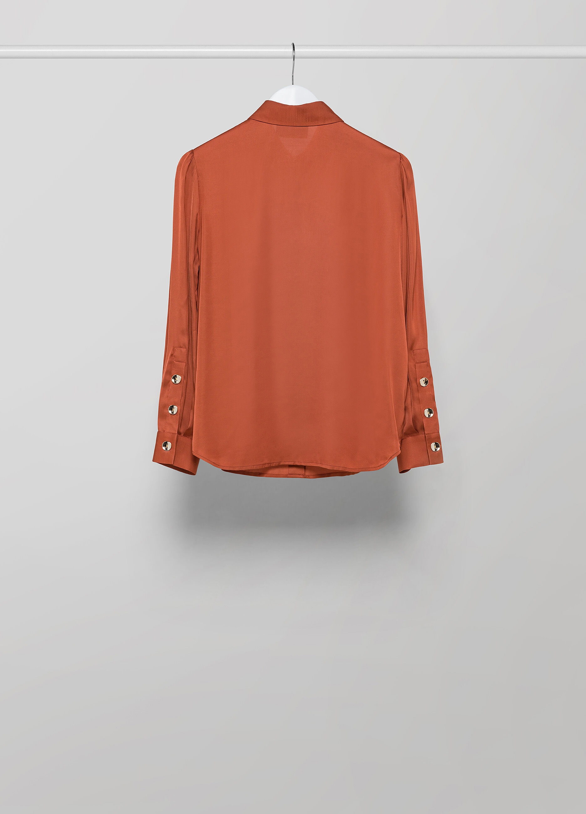 Gathered long-sleeved shirt