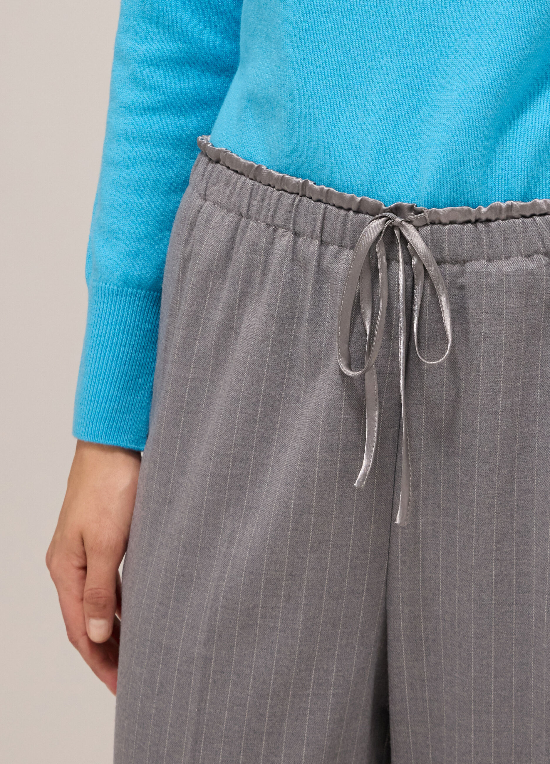 Pantalon palazzo à fines rayures