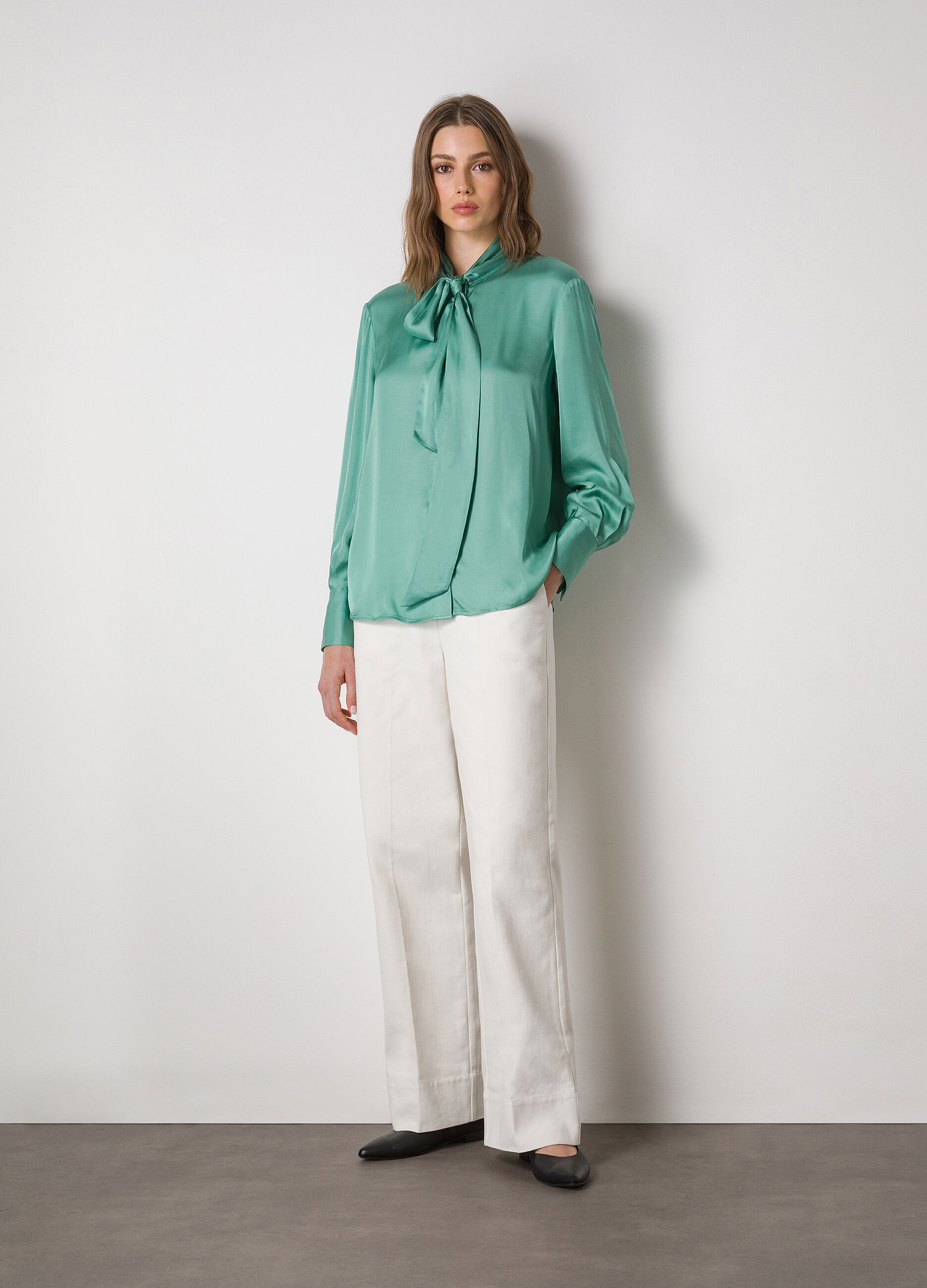 Long-sleeved shirt with bow 