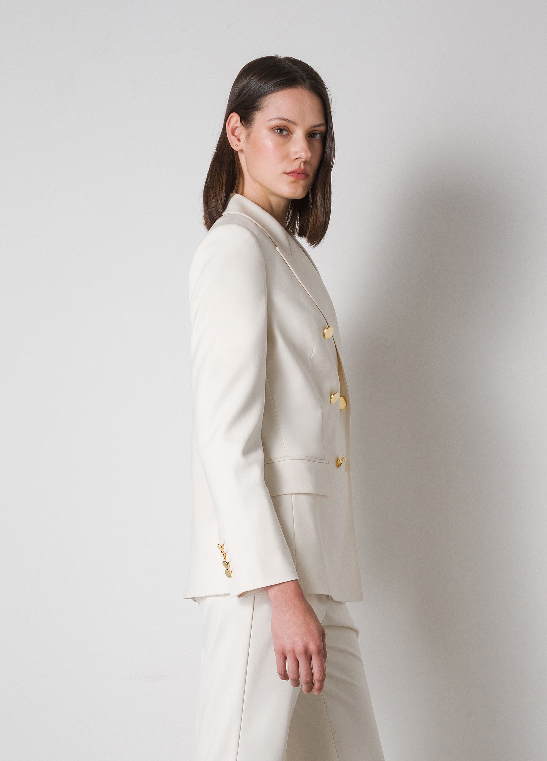 White double-breasted blazer_3