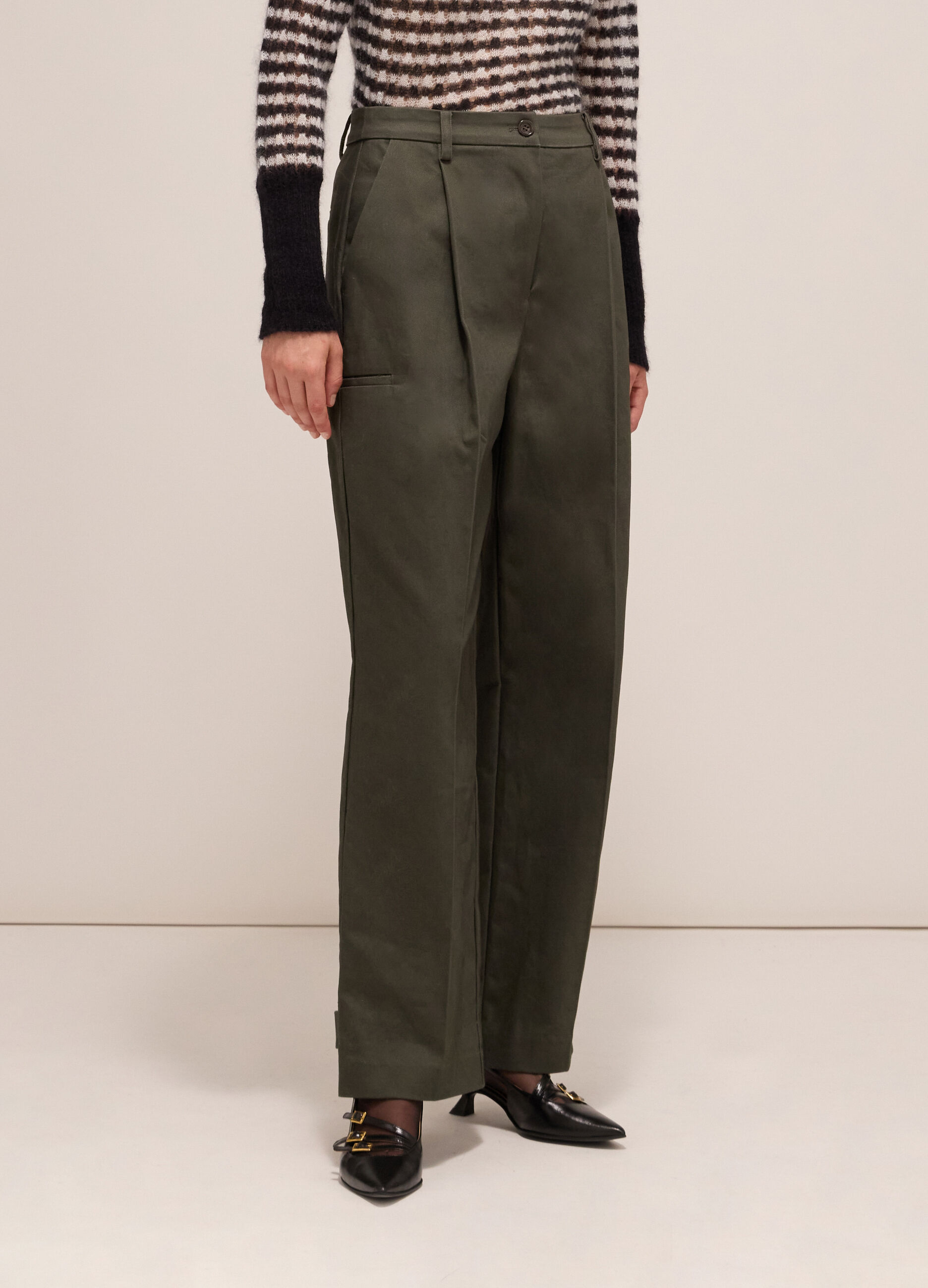 Slouchy trousers in 100% cotton