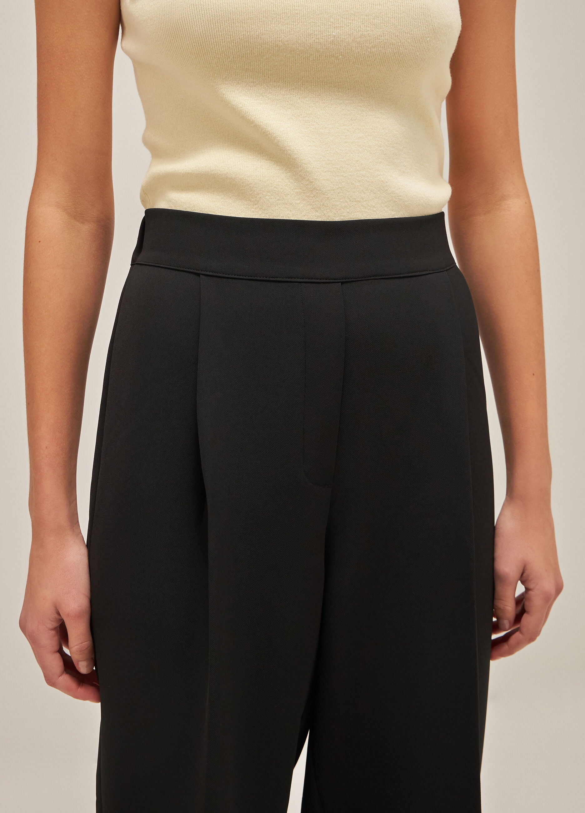 Slouchy trousers with elastic_3
