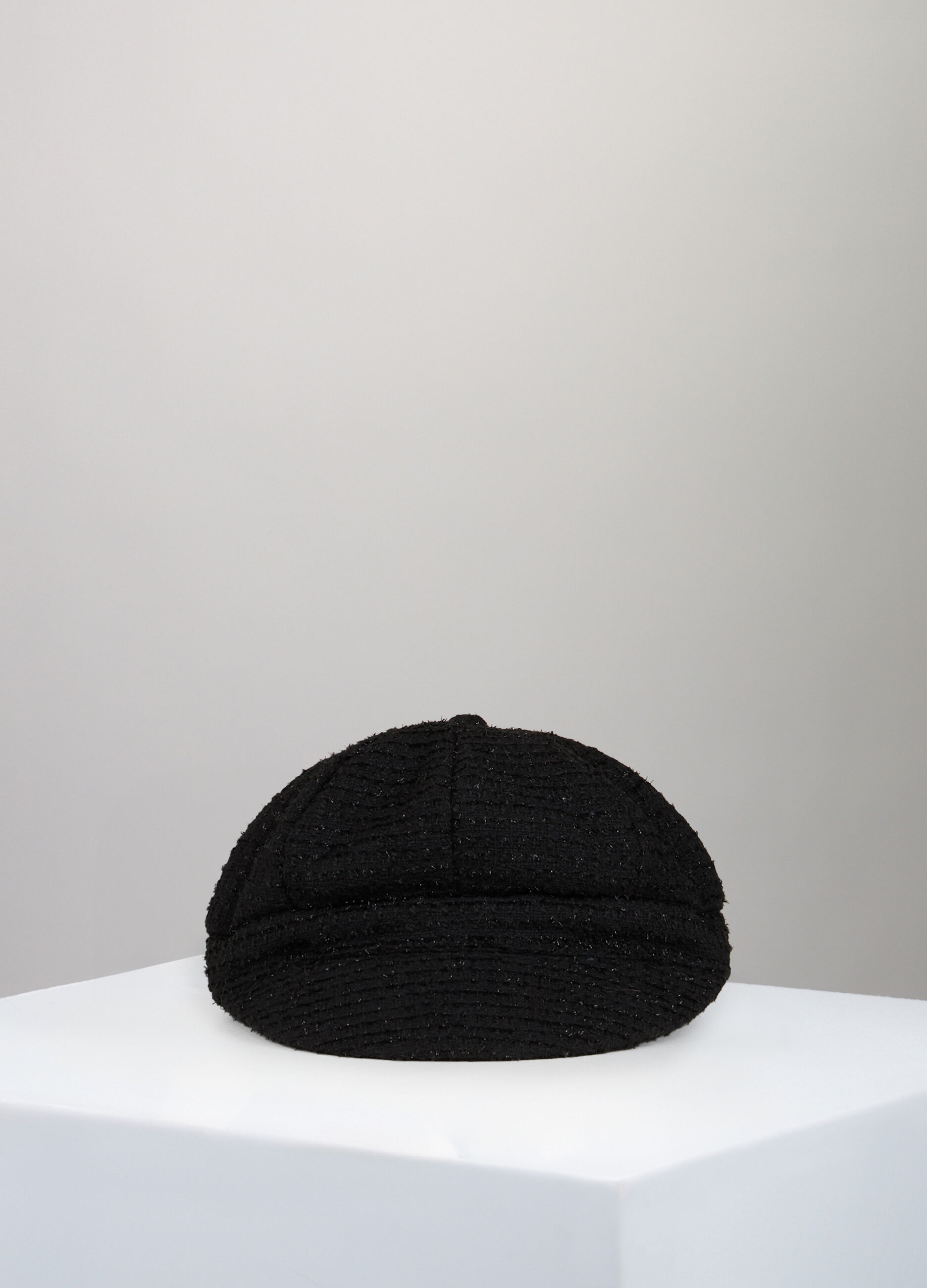 Bouclé-effect cap with visor
