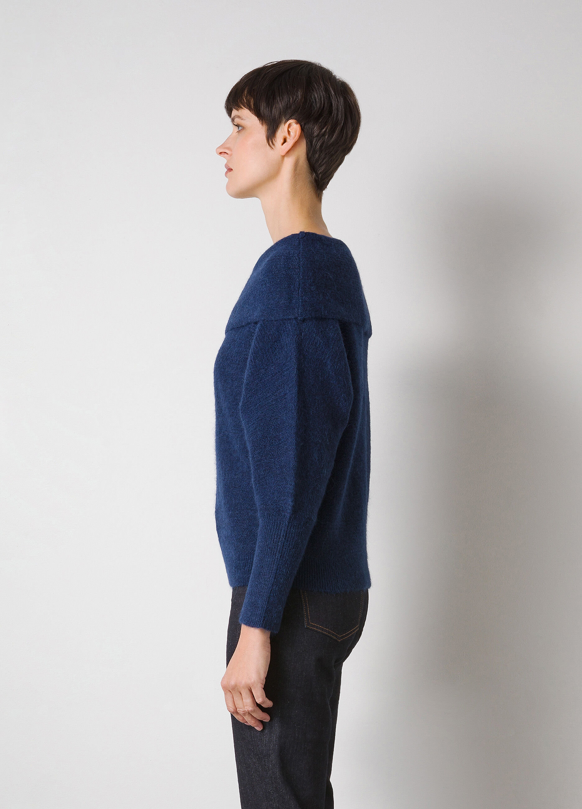 Pull bleu marine à épaulés dénudées en tricot de laine mélangée d’alpaca _3