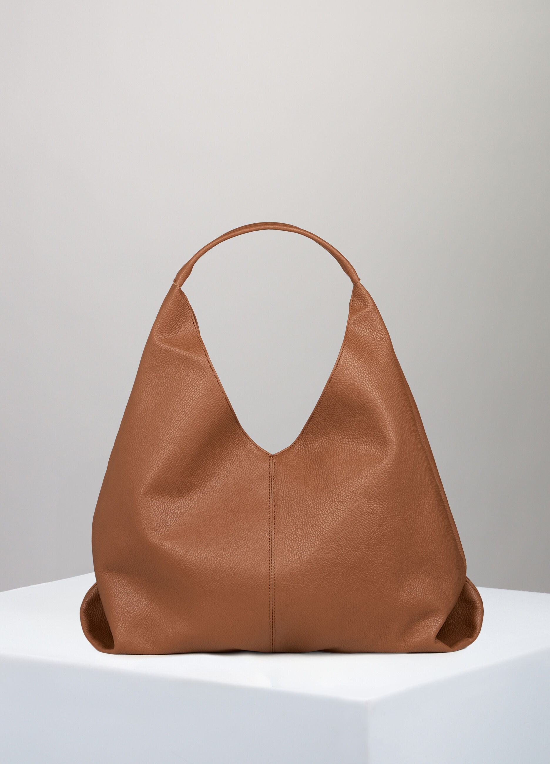 Oversized shopping bag in genuine leather