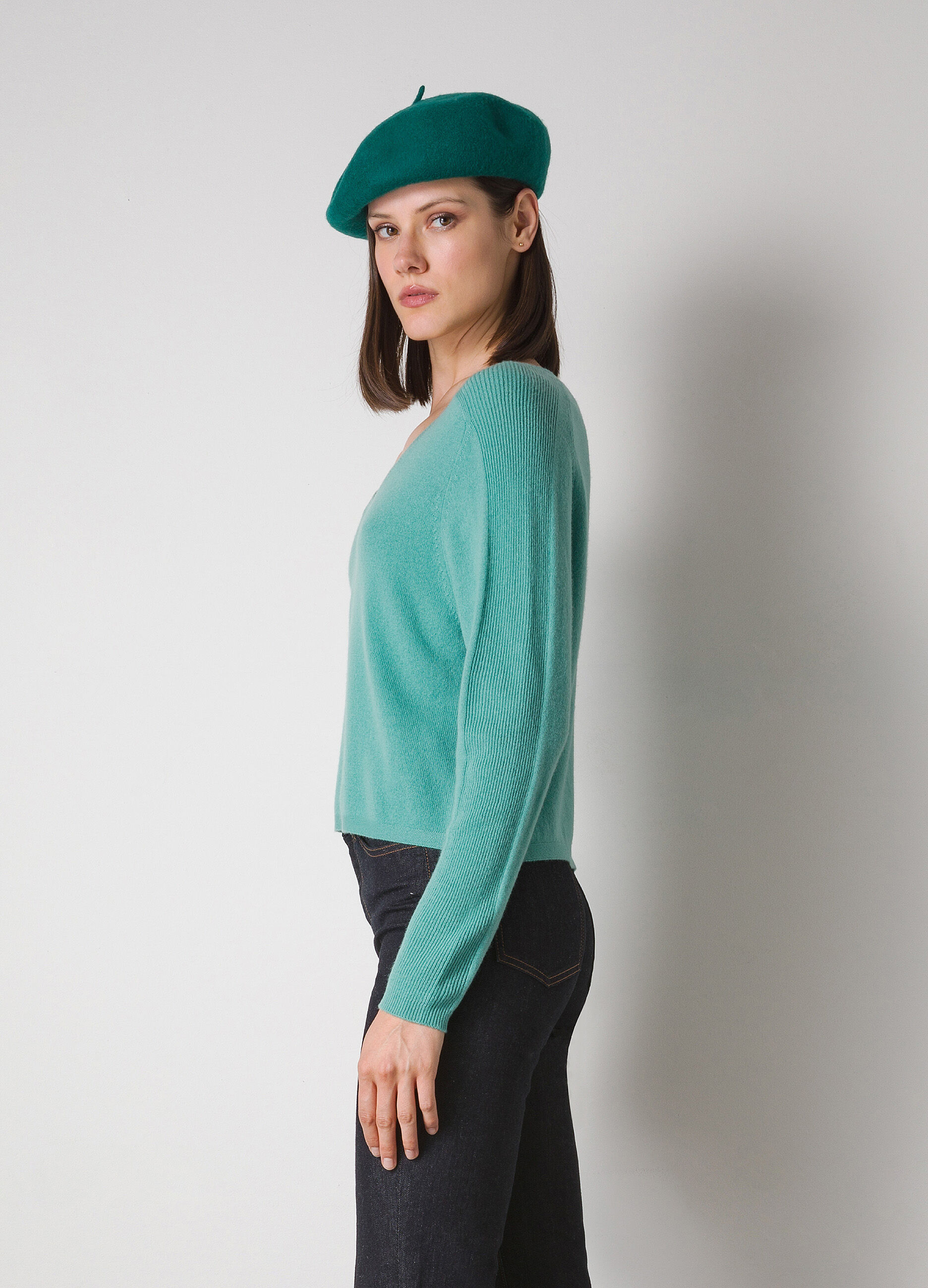 Cashmere blend tricot with V-neck