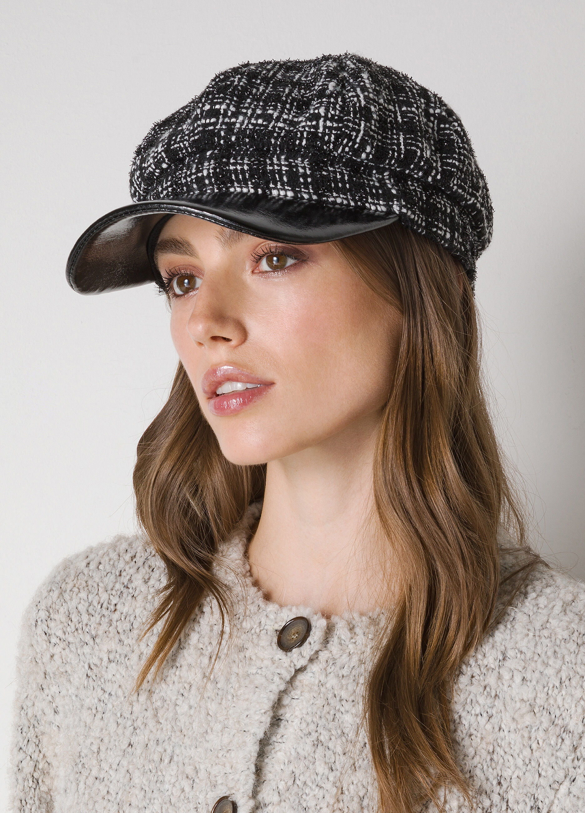 Bouclé beret with peak