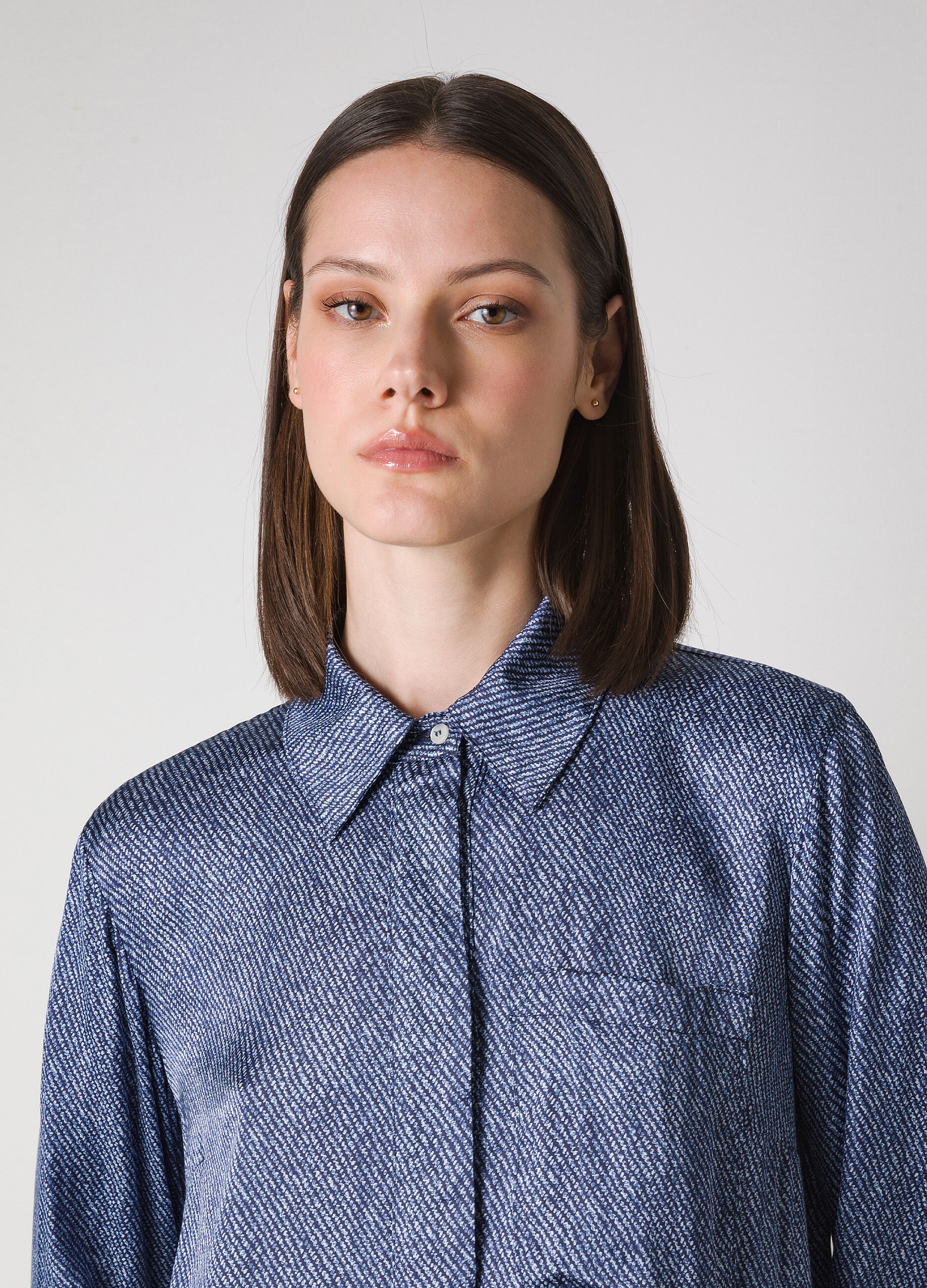 Blouse with cutaway collar_2