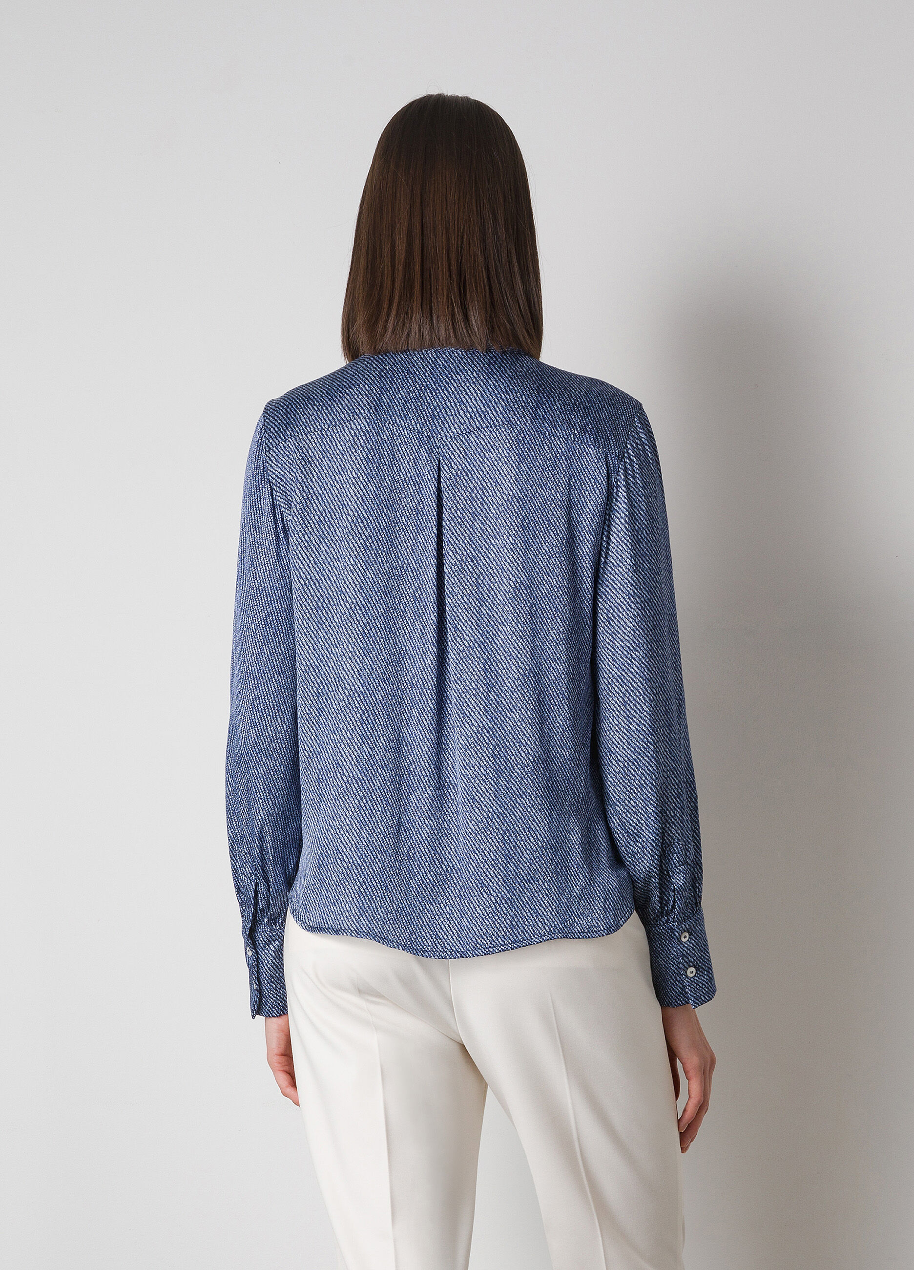 Blouse with cutaway collar_1