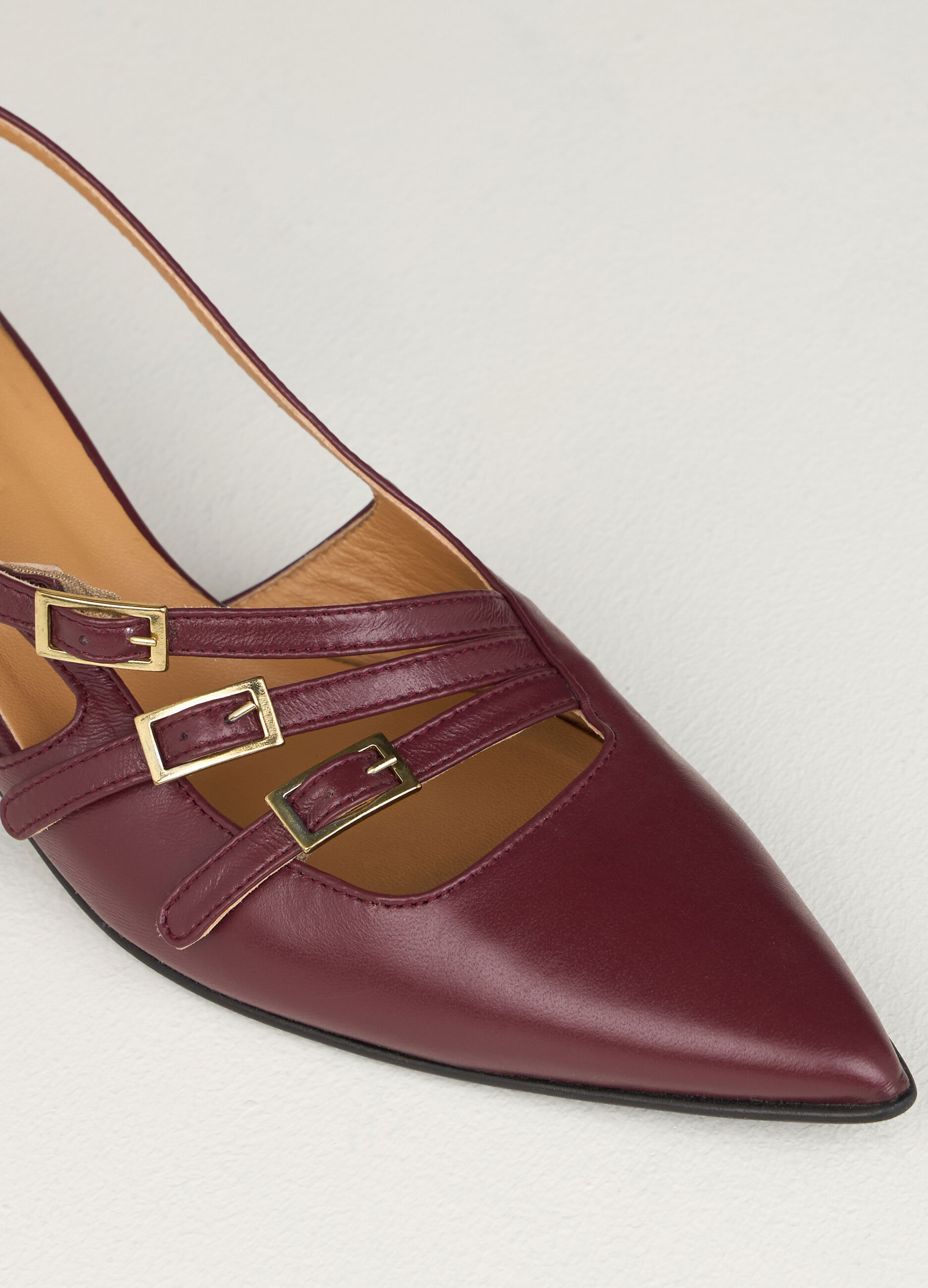 Low court shoes in leather