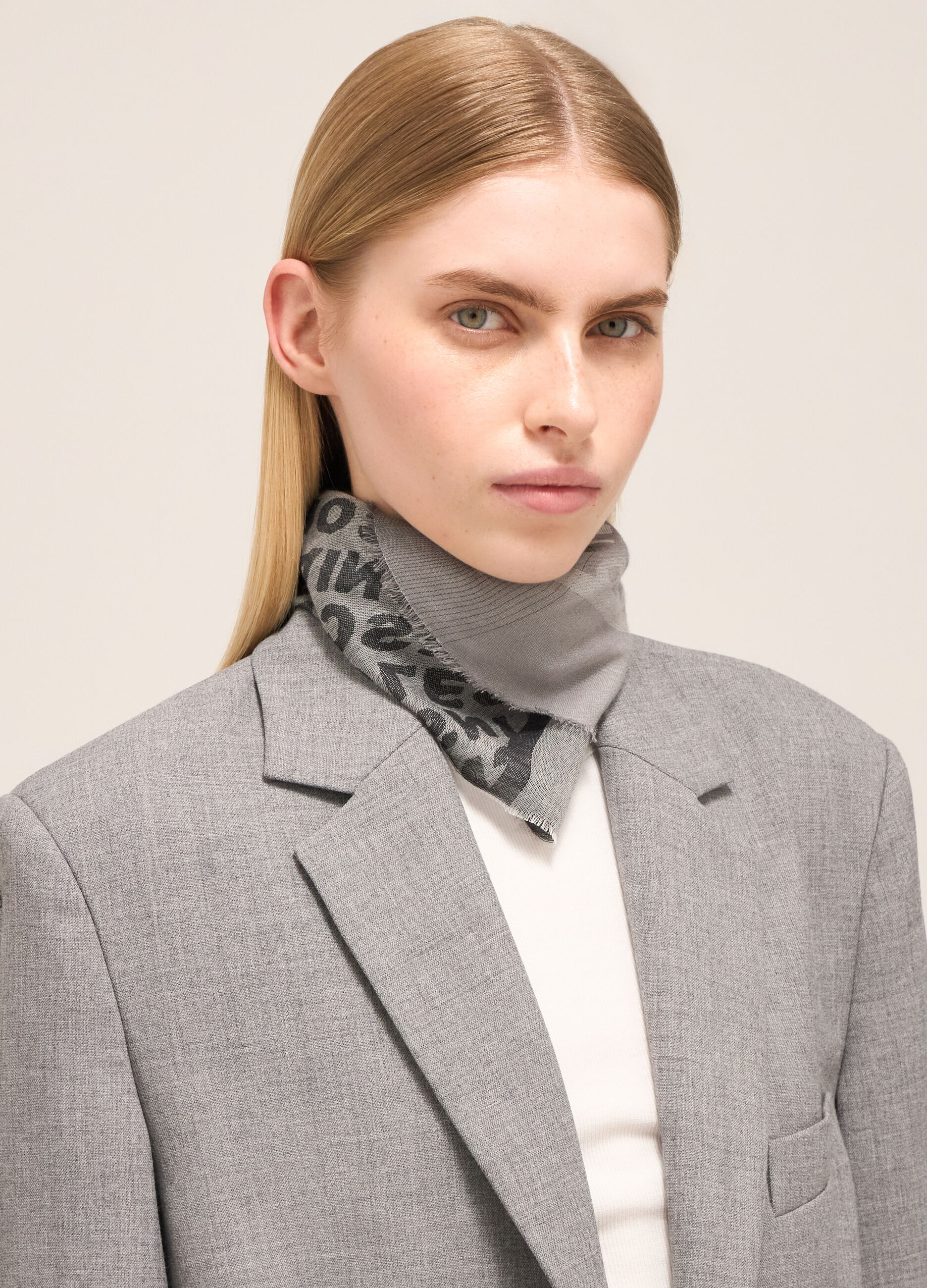 Scarf with jacquard-effect lettering