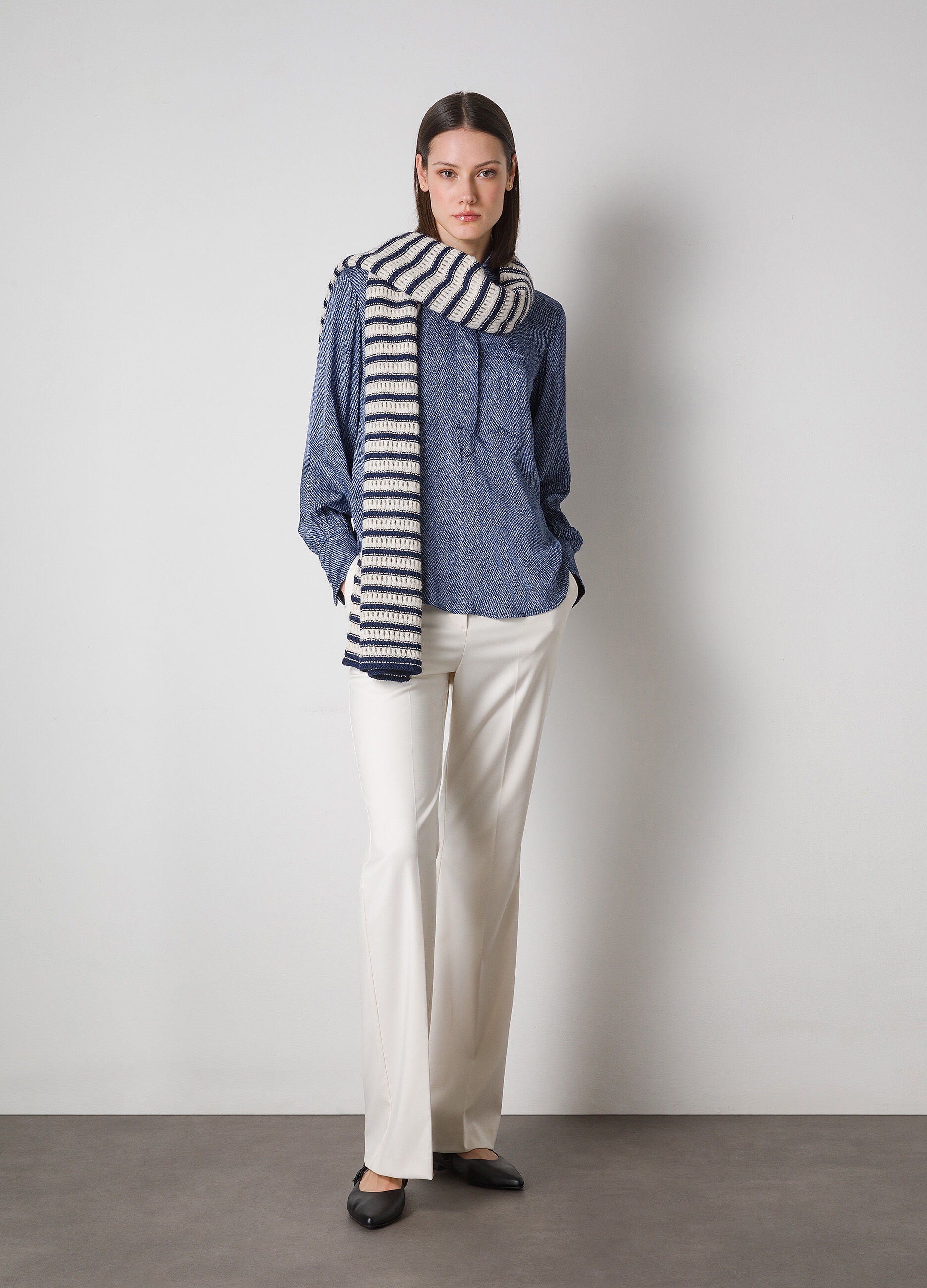 Blouse with cutaway collar_0