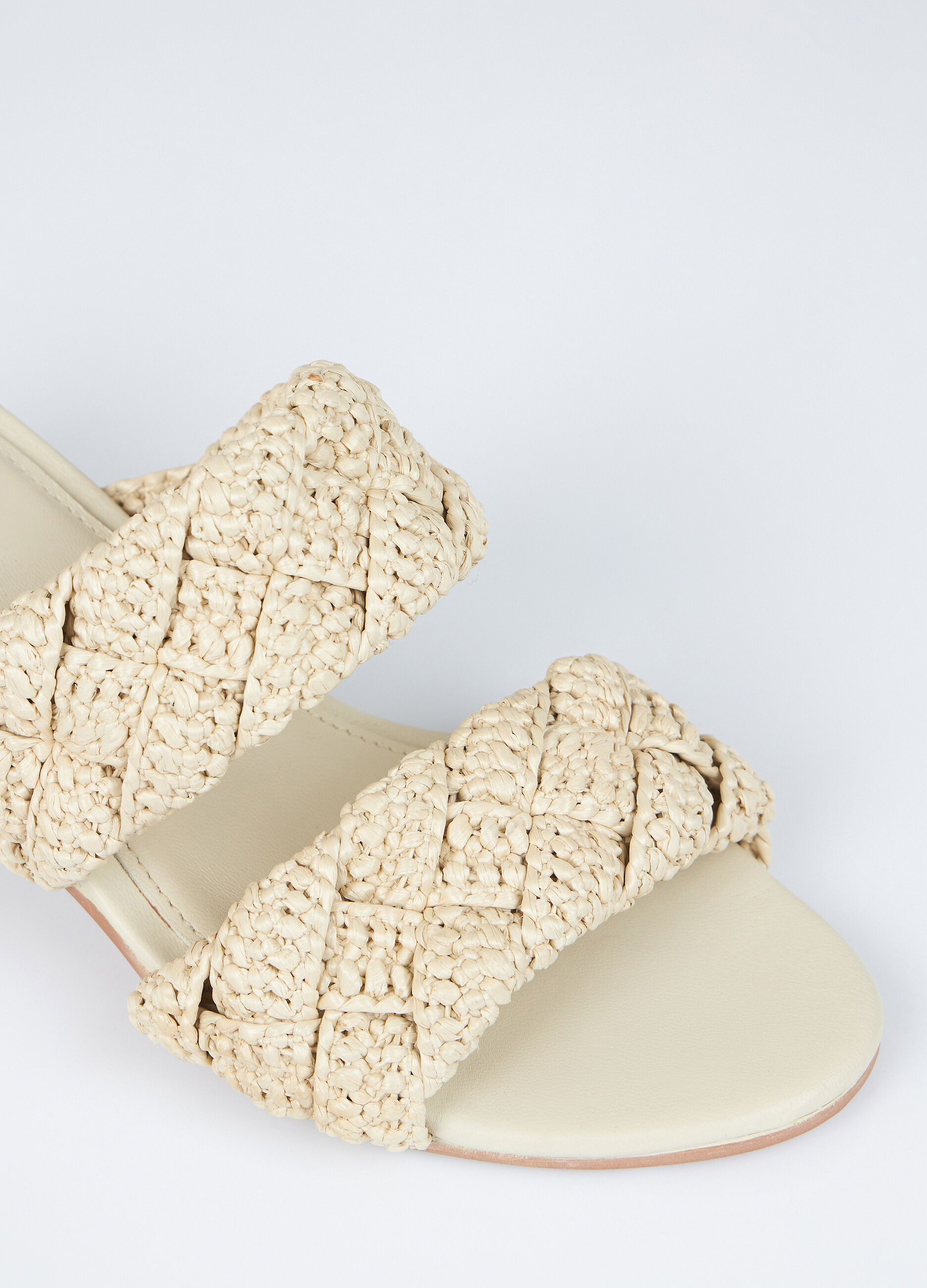 Band sandals in leather and raffia_3
