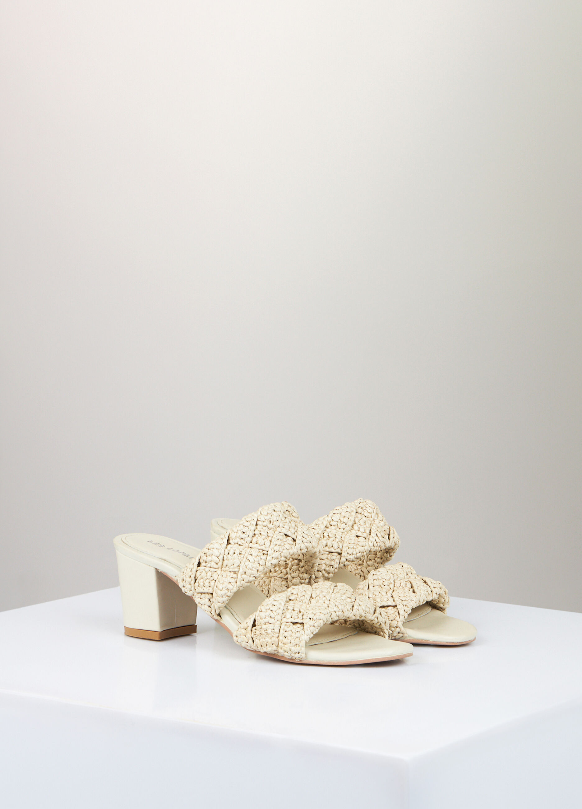 Band sandals in leather and raffia