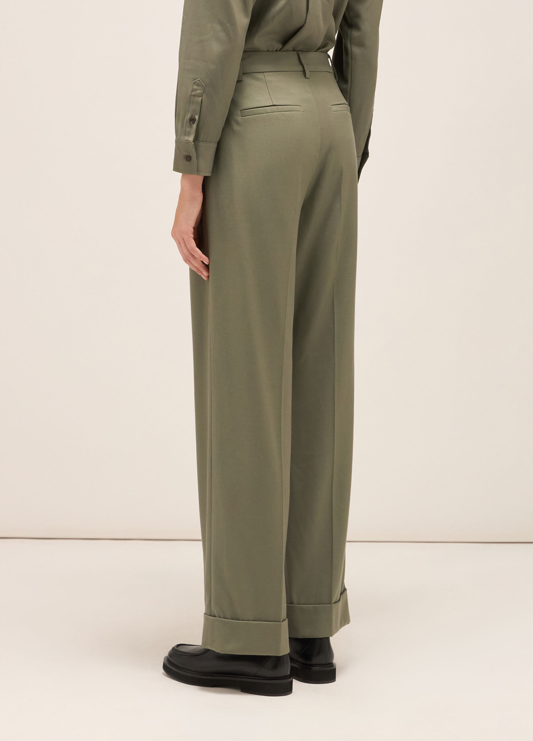 Straight-leg trousers with turn-ups