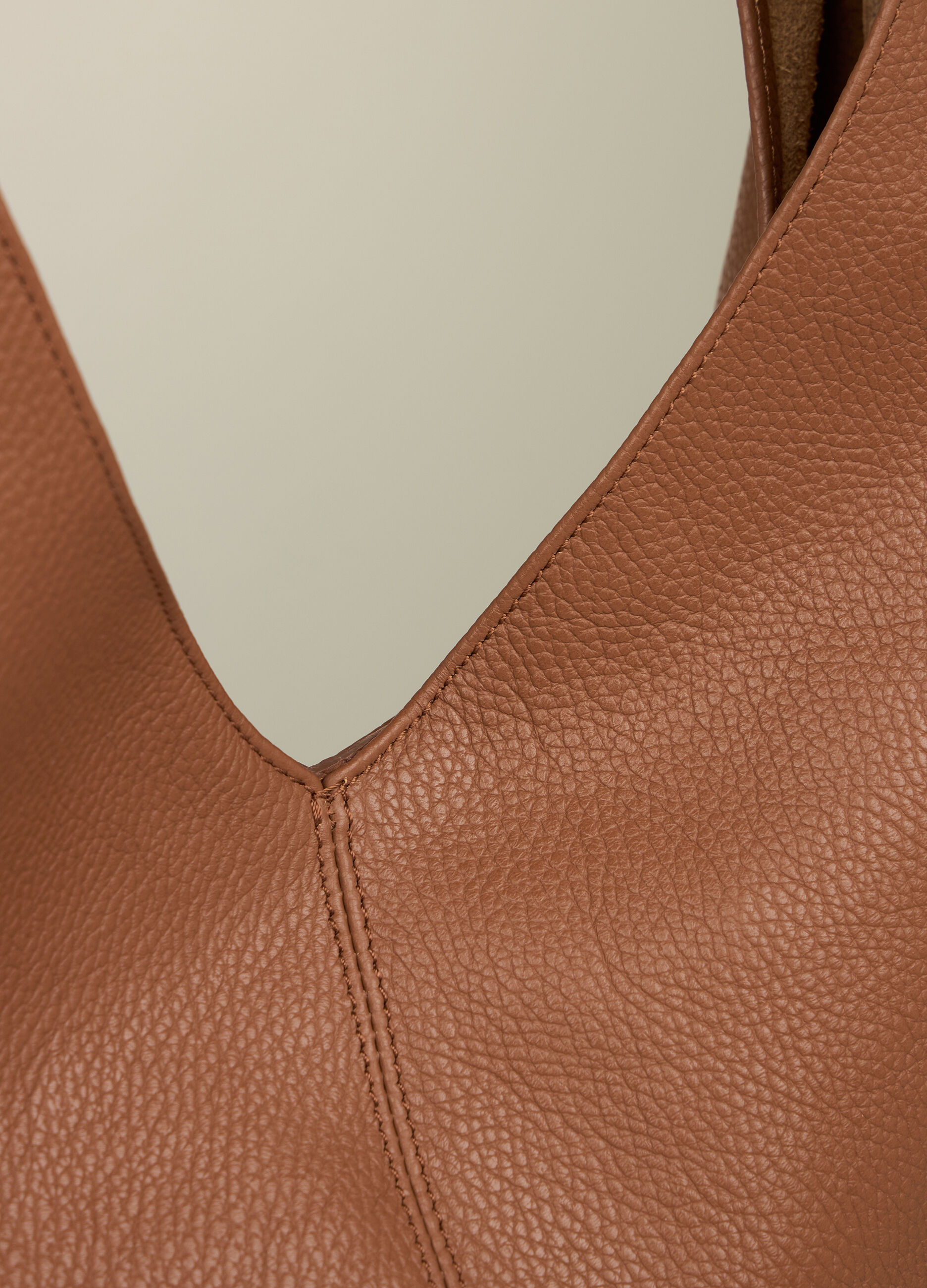 Oversized shopping bag in genuine leather
