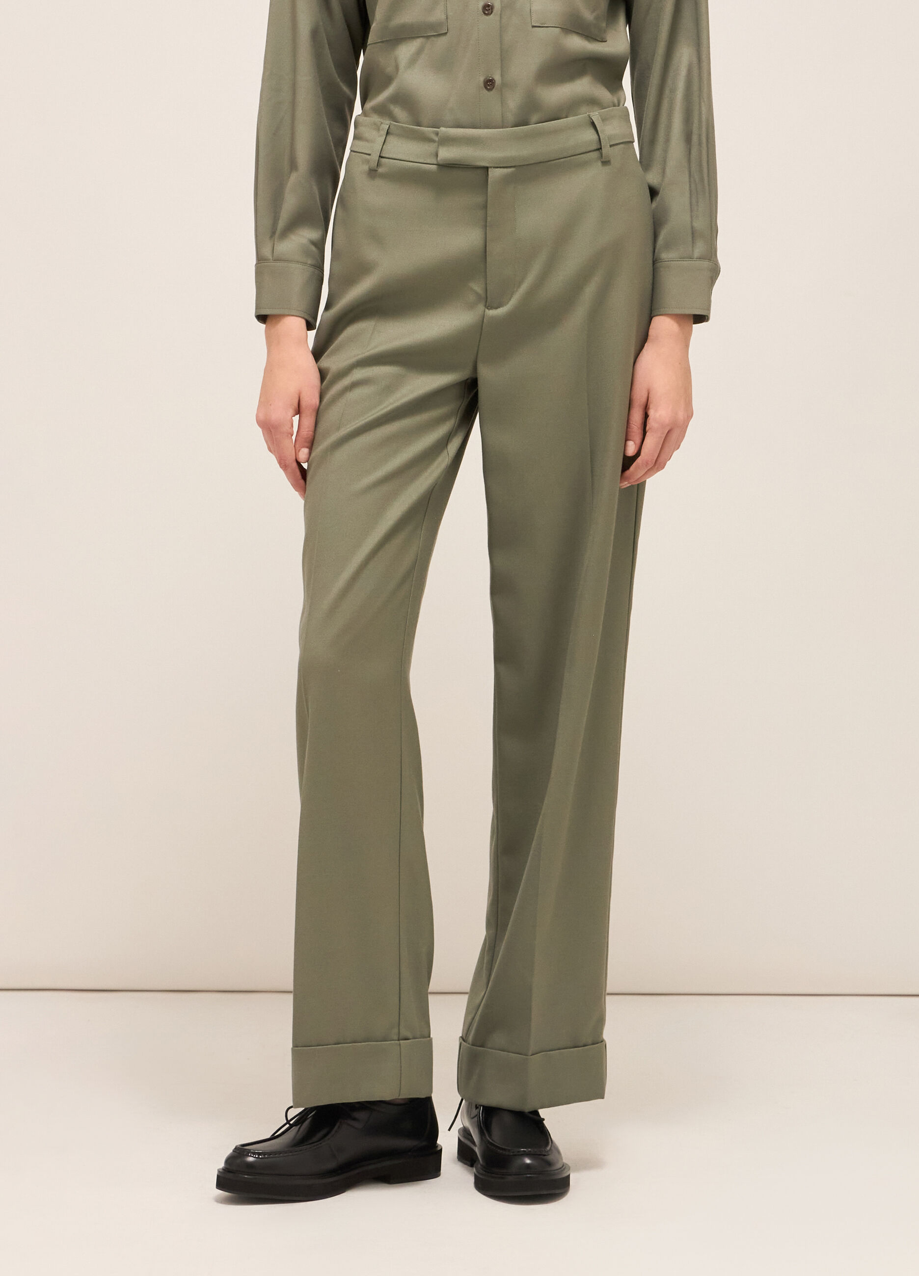 Straight-leg trousers with turn-ups