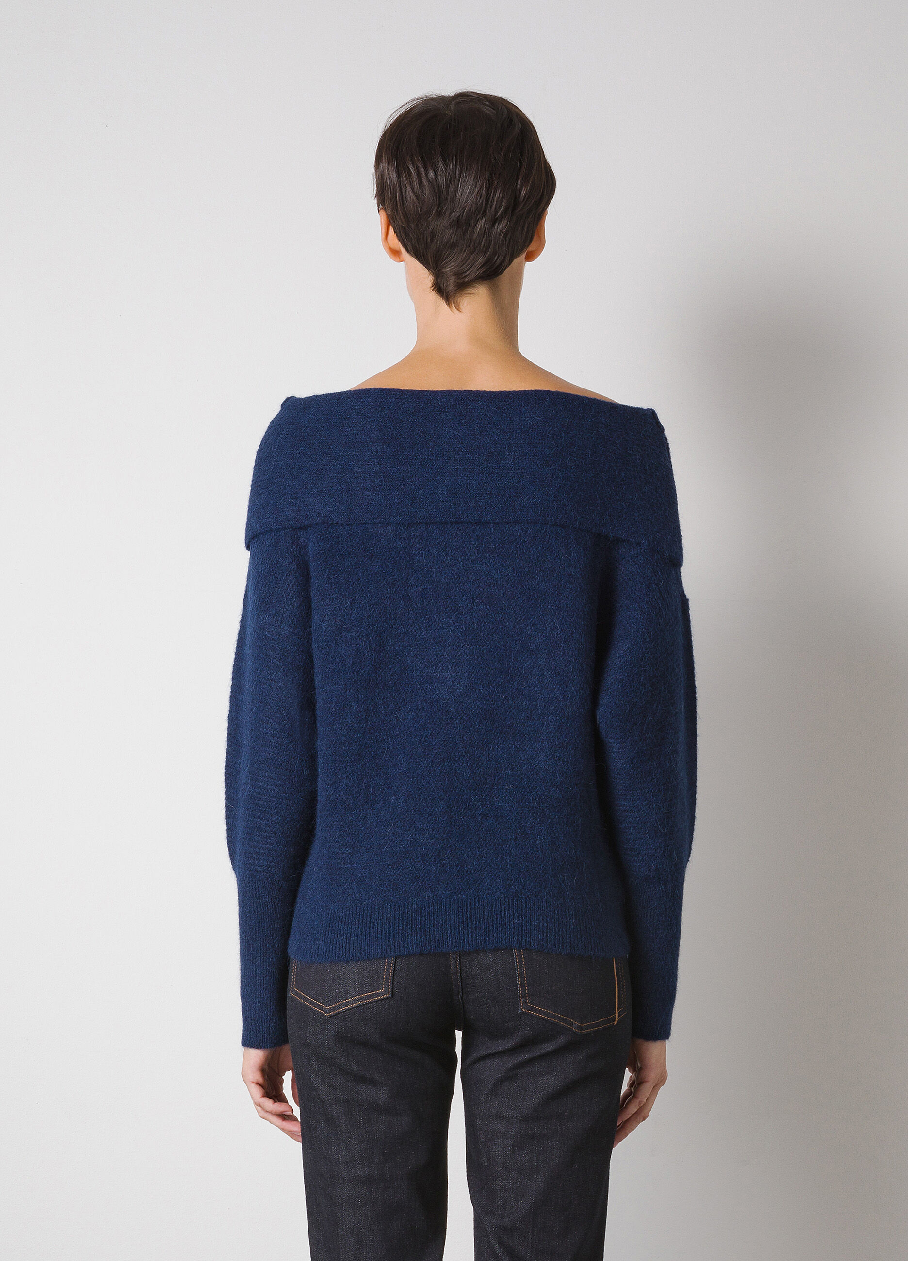 Pull bleu marine à épaulés dénudées en tricot de laine mélangée d’alpaca _1
