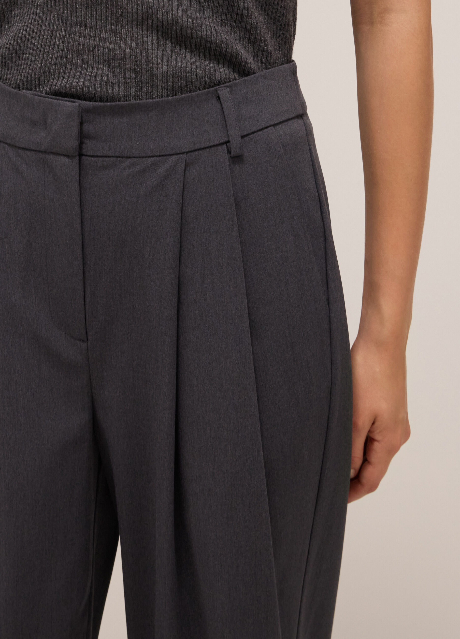 Slouchy trousers with double darts