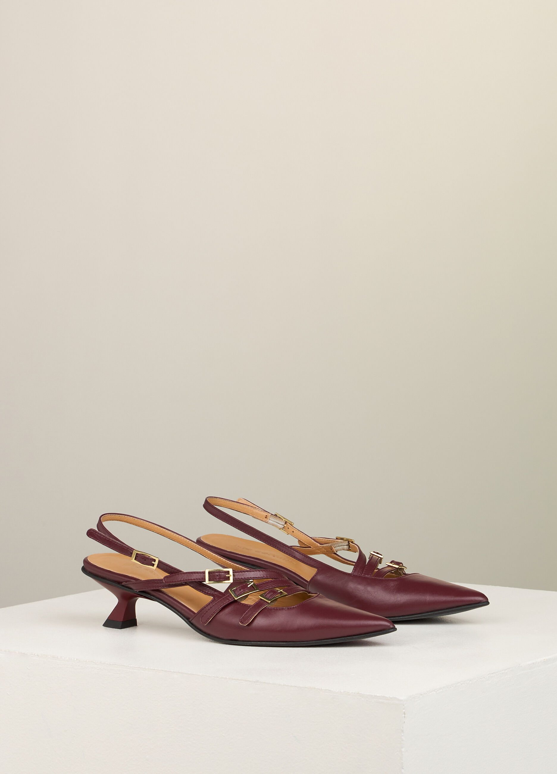 Low court shoes in leather