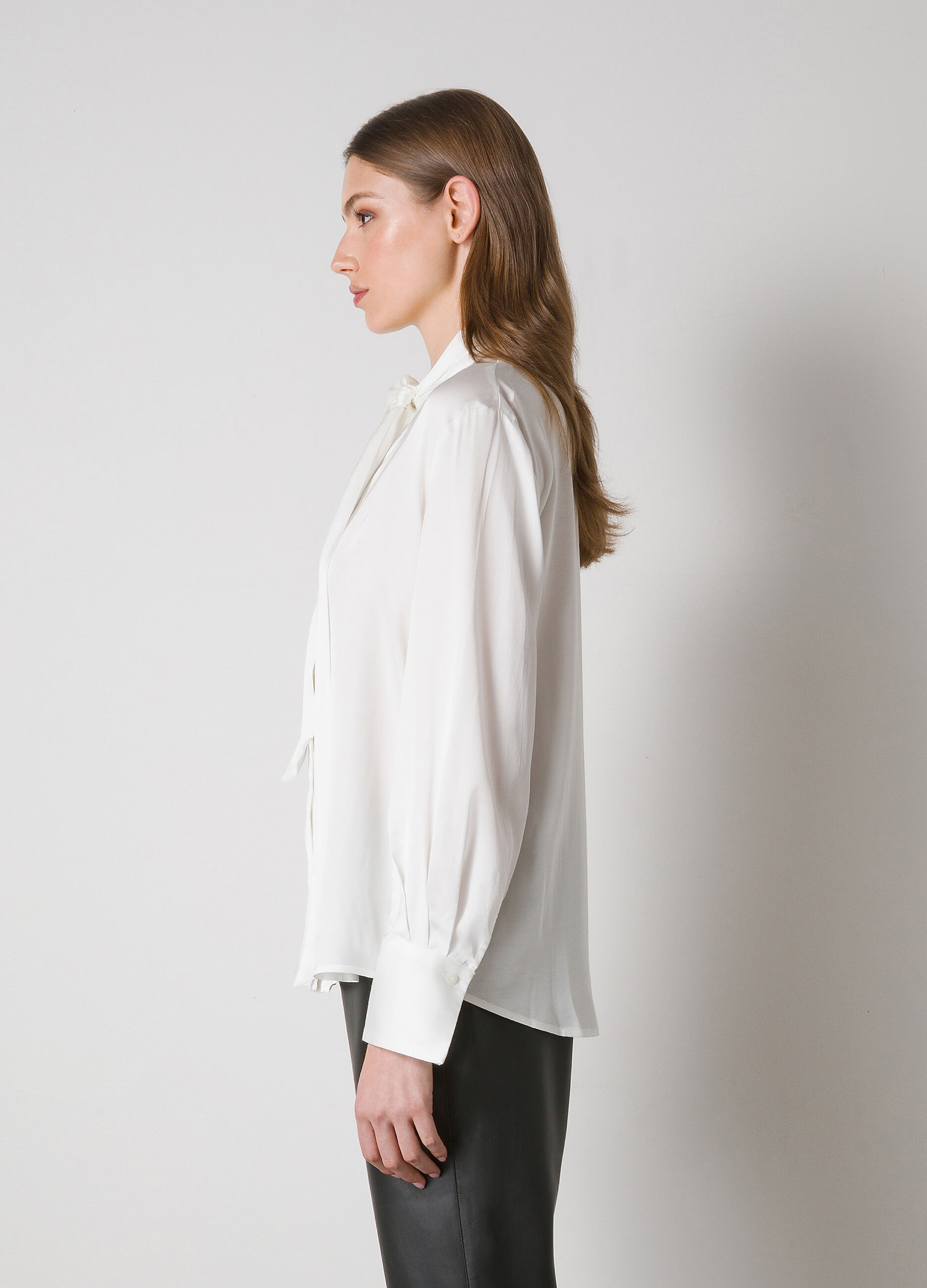 Long-sleeved shirt with bow _3