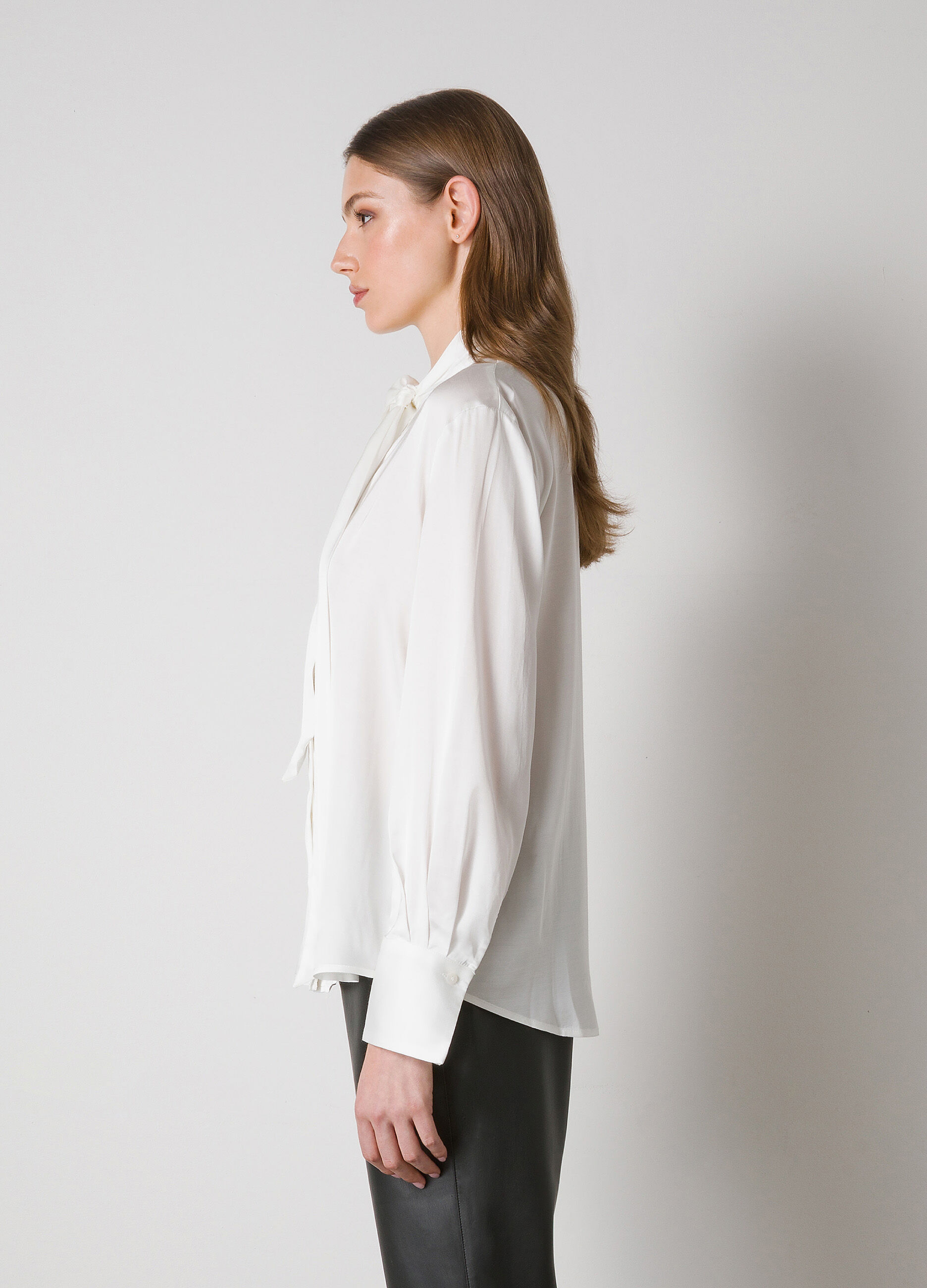 Long-sleeved shirt with bow 