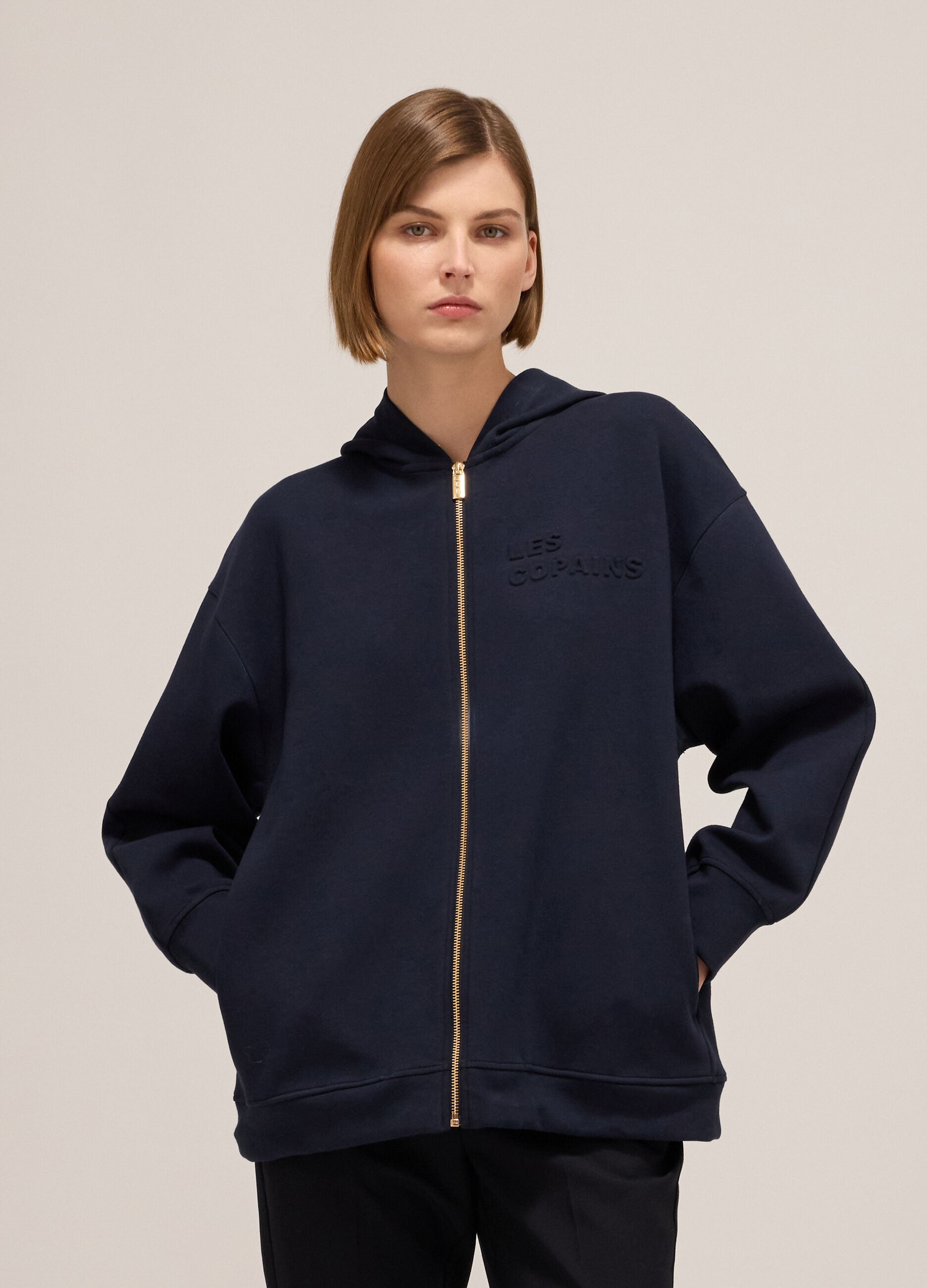 Sweatshirt with hood and zip fastening