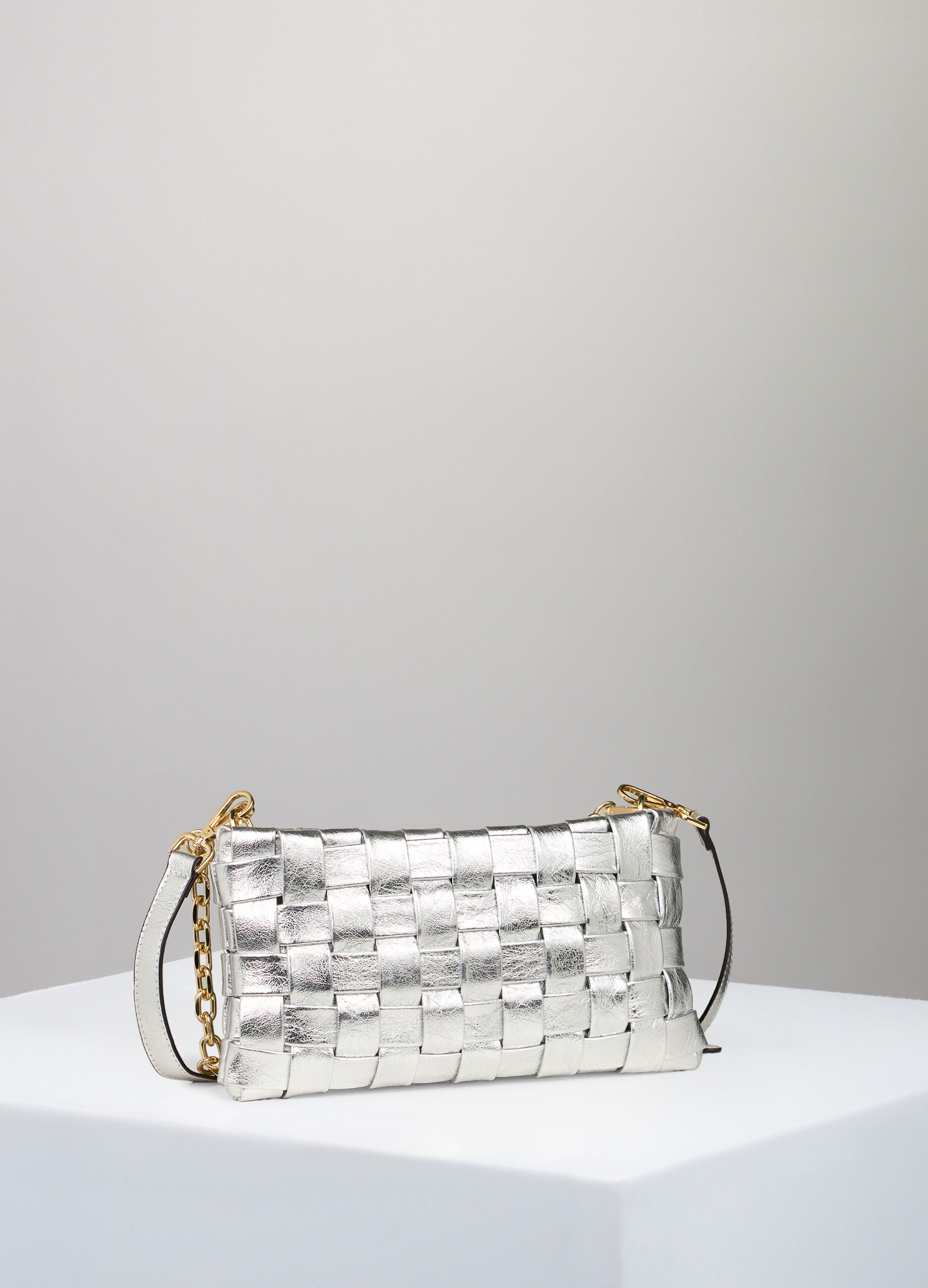 Clutch bag in braided genuine leather