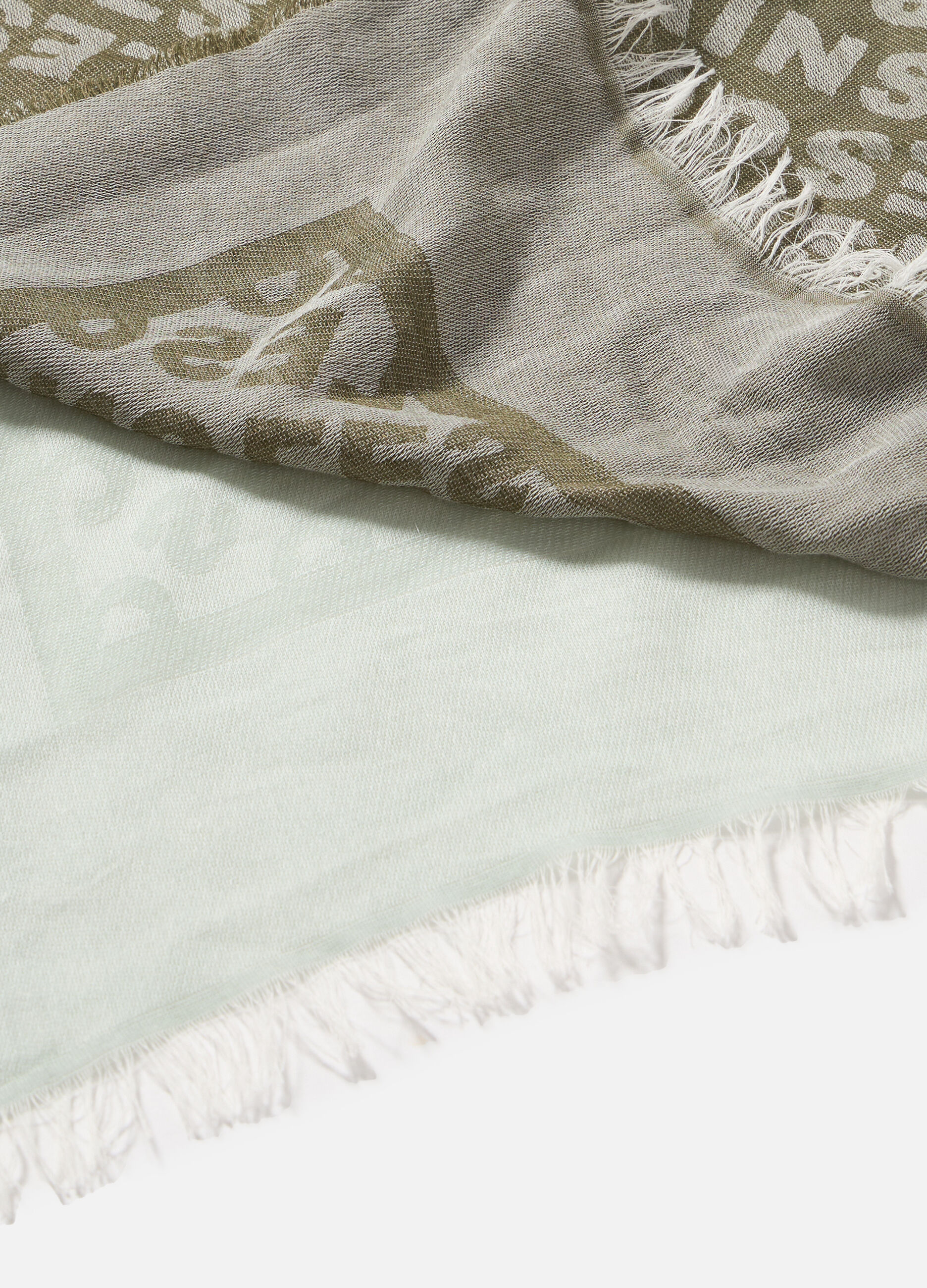 Scarf with jacquard-effect lettering