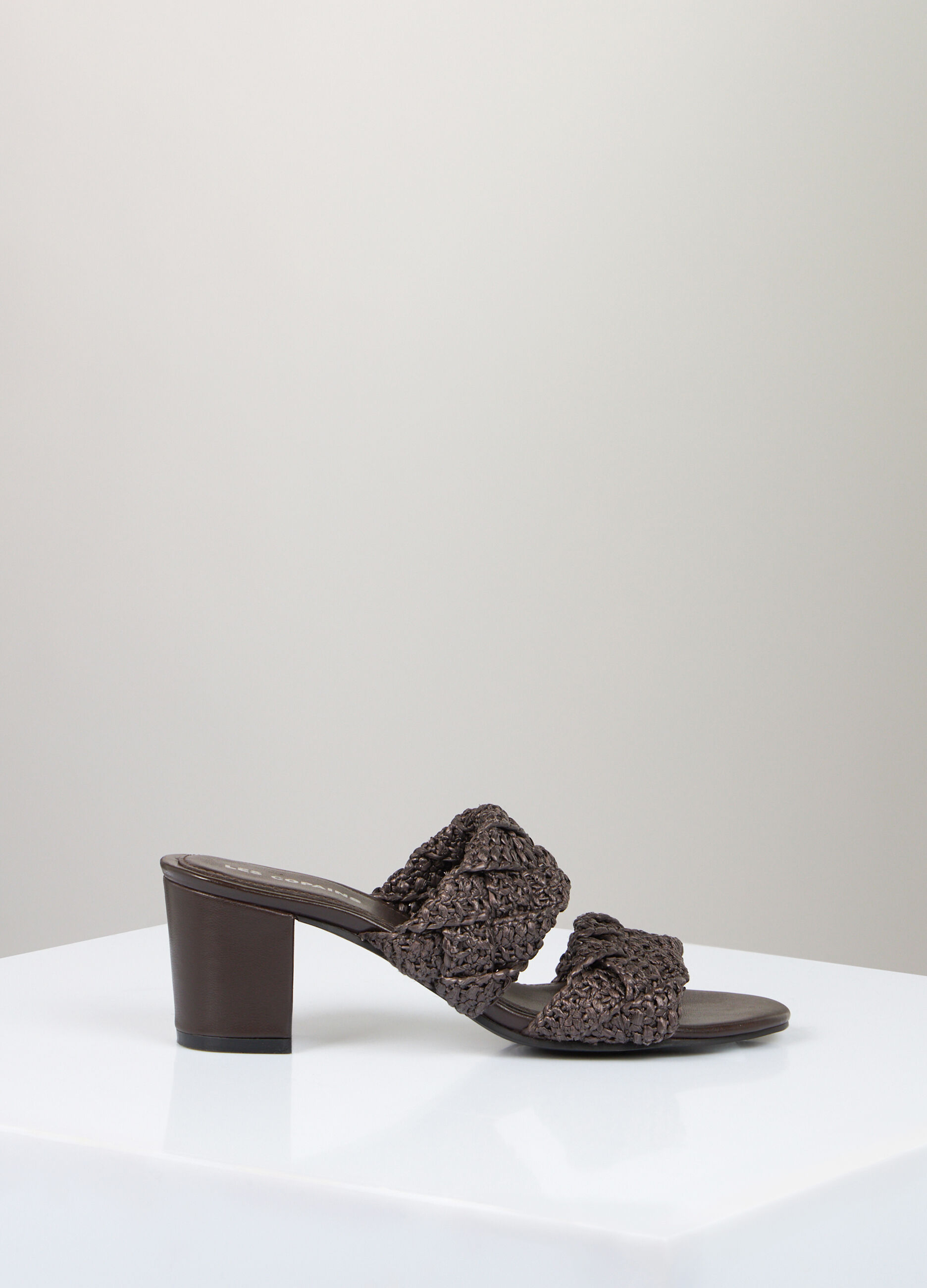 Band sandals in leather and raffia_2