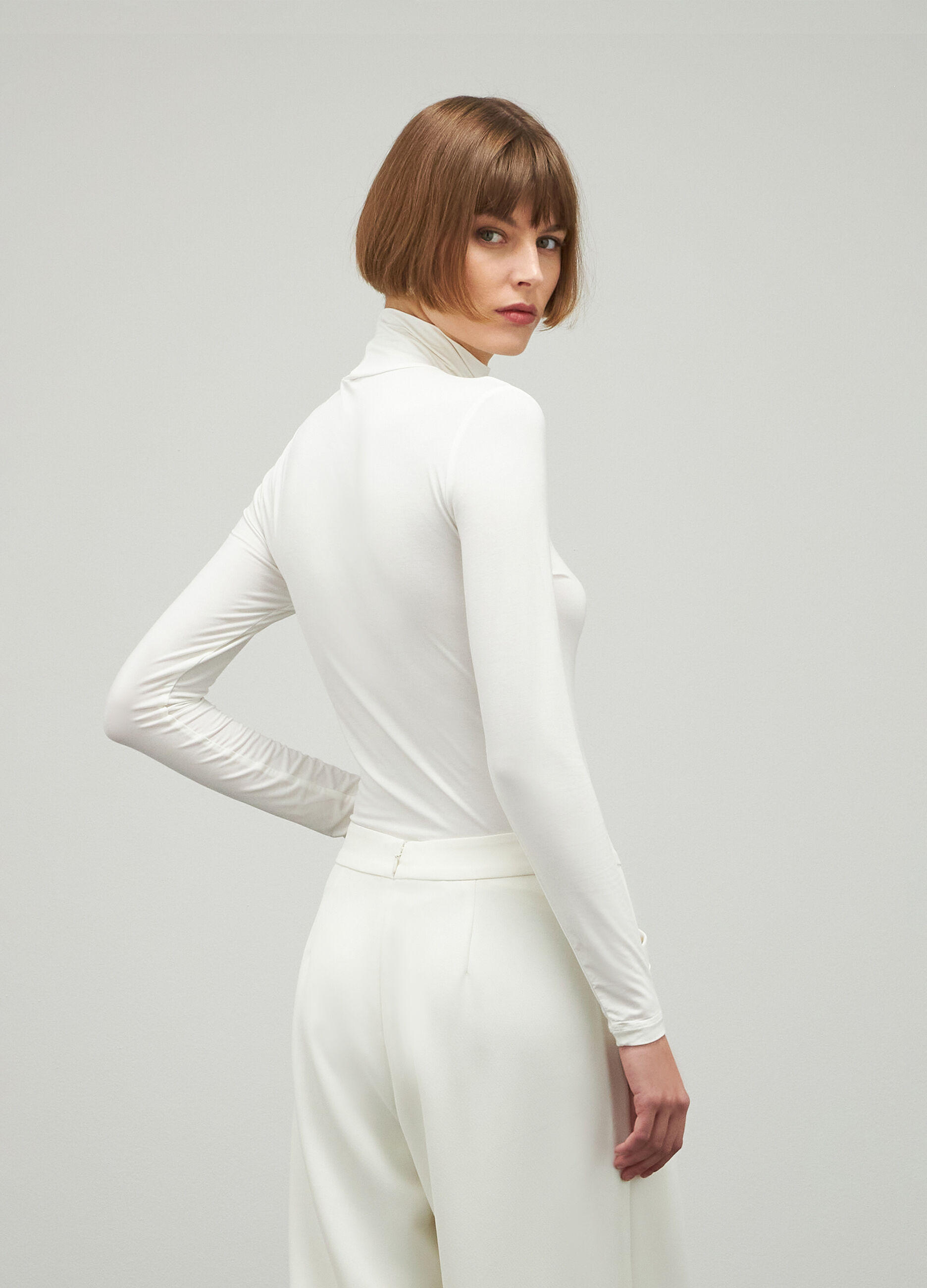 Black long-sleeved turtleneck in stretch fabric_2