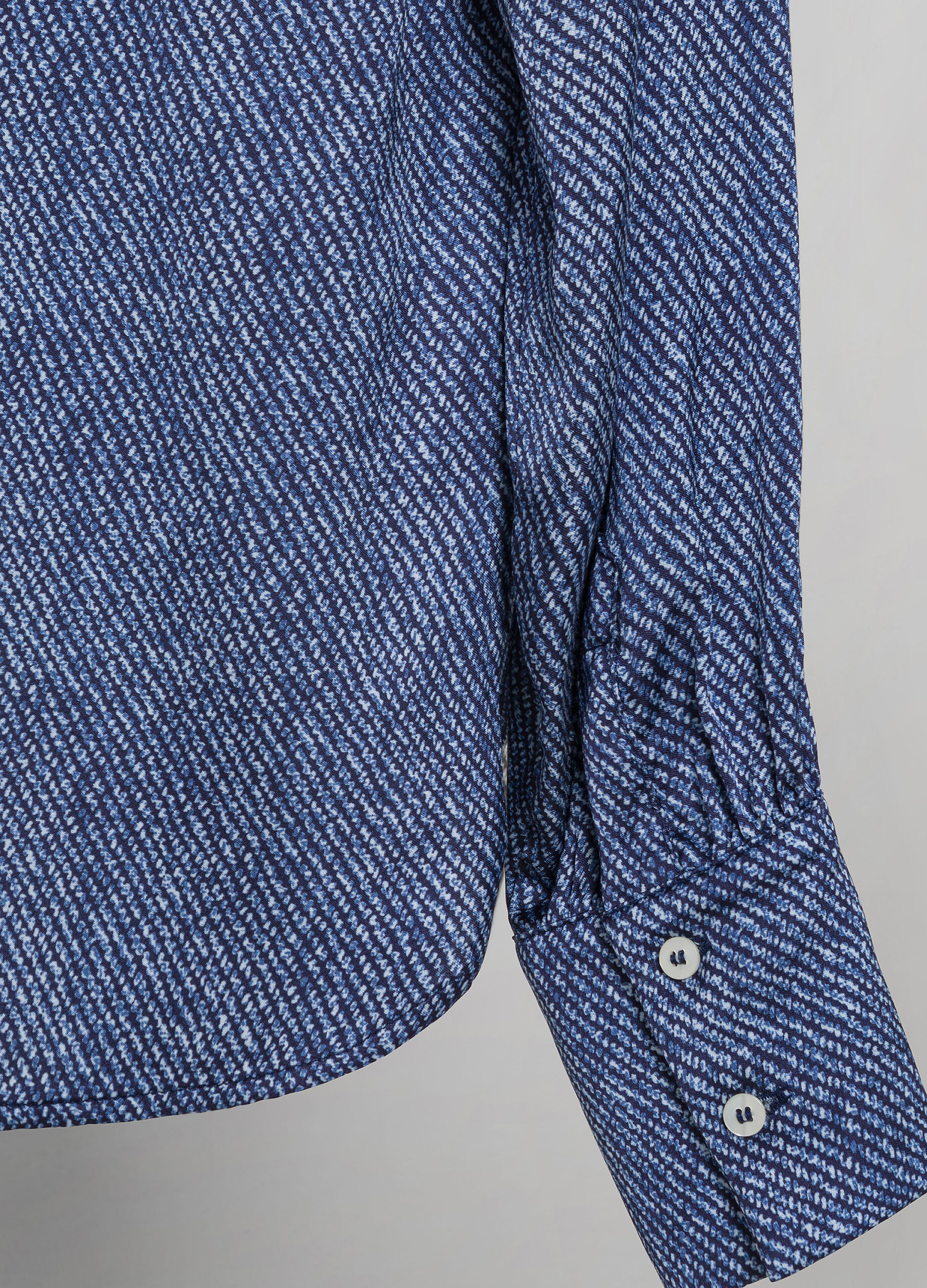 Blouse with cutaway collar_6