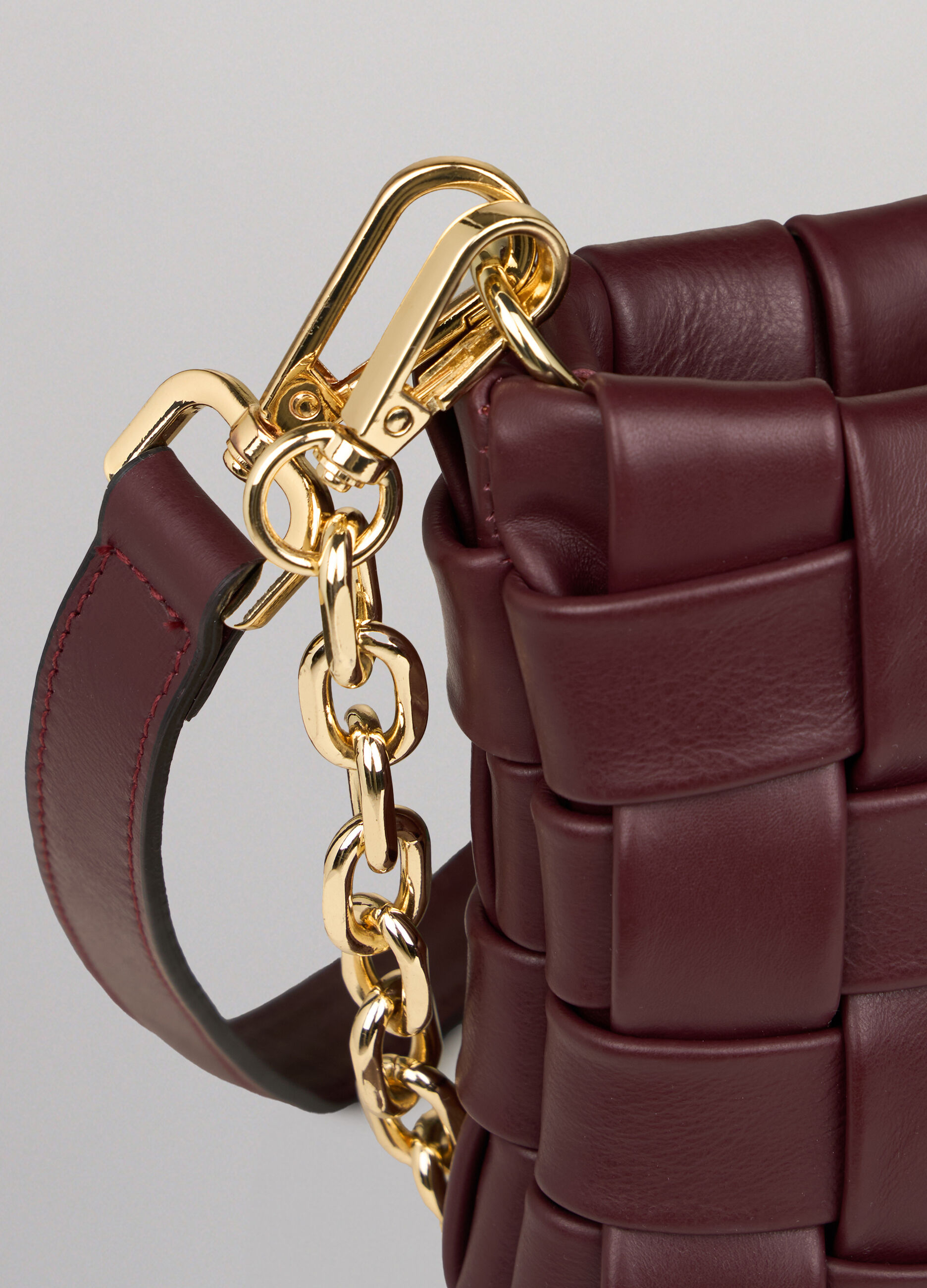 Clutch bag in braided genuine leather