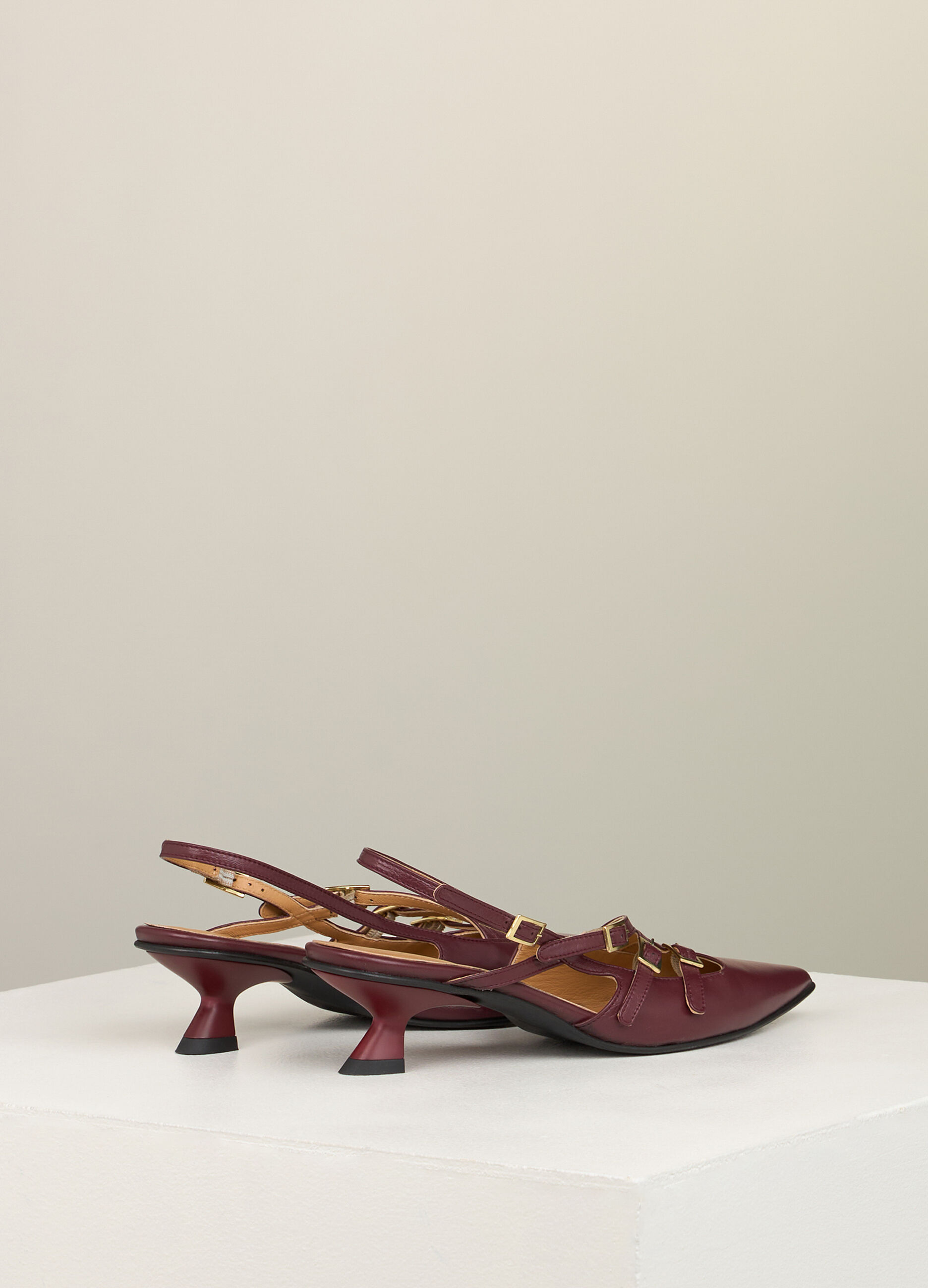 Low court shoes in leather