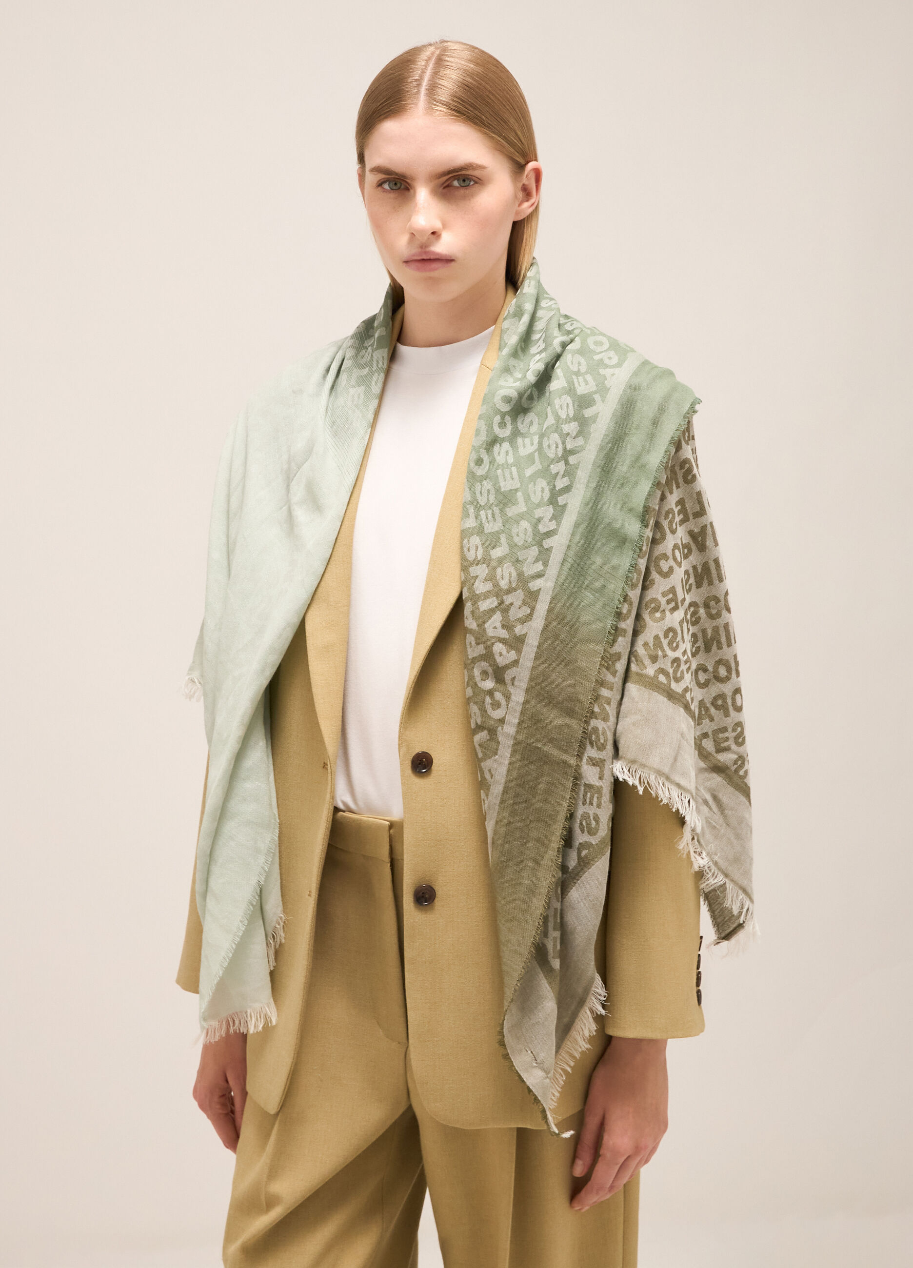 Scarf with jacquard-effect lettering