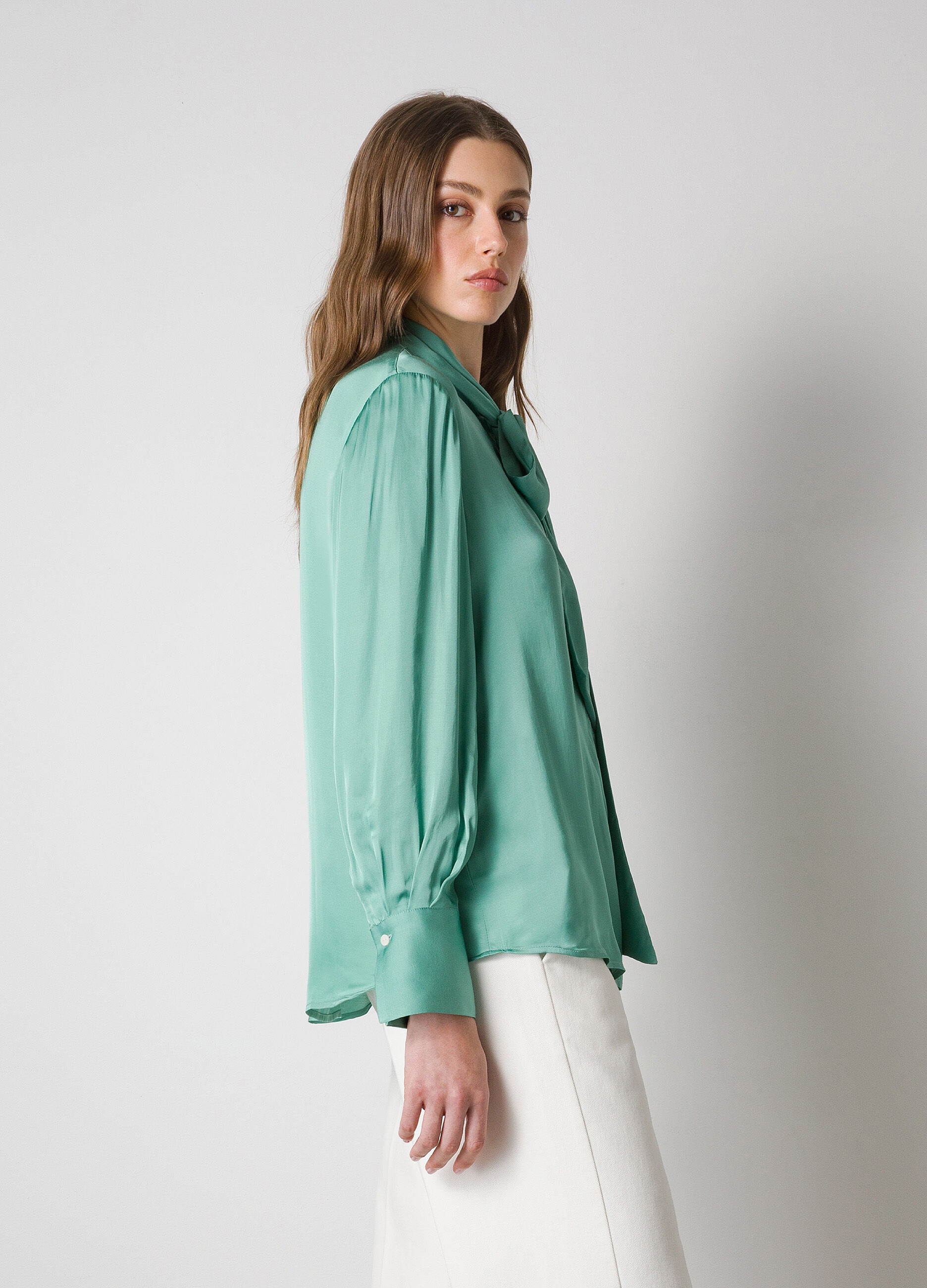 Long-sleeved shirt with bow 