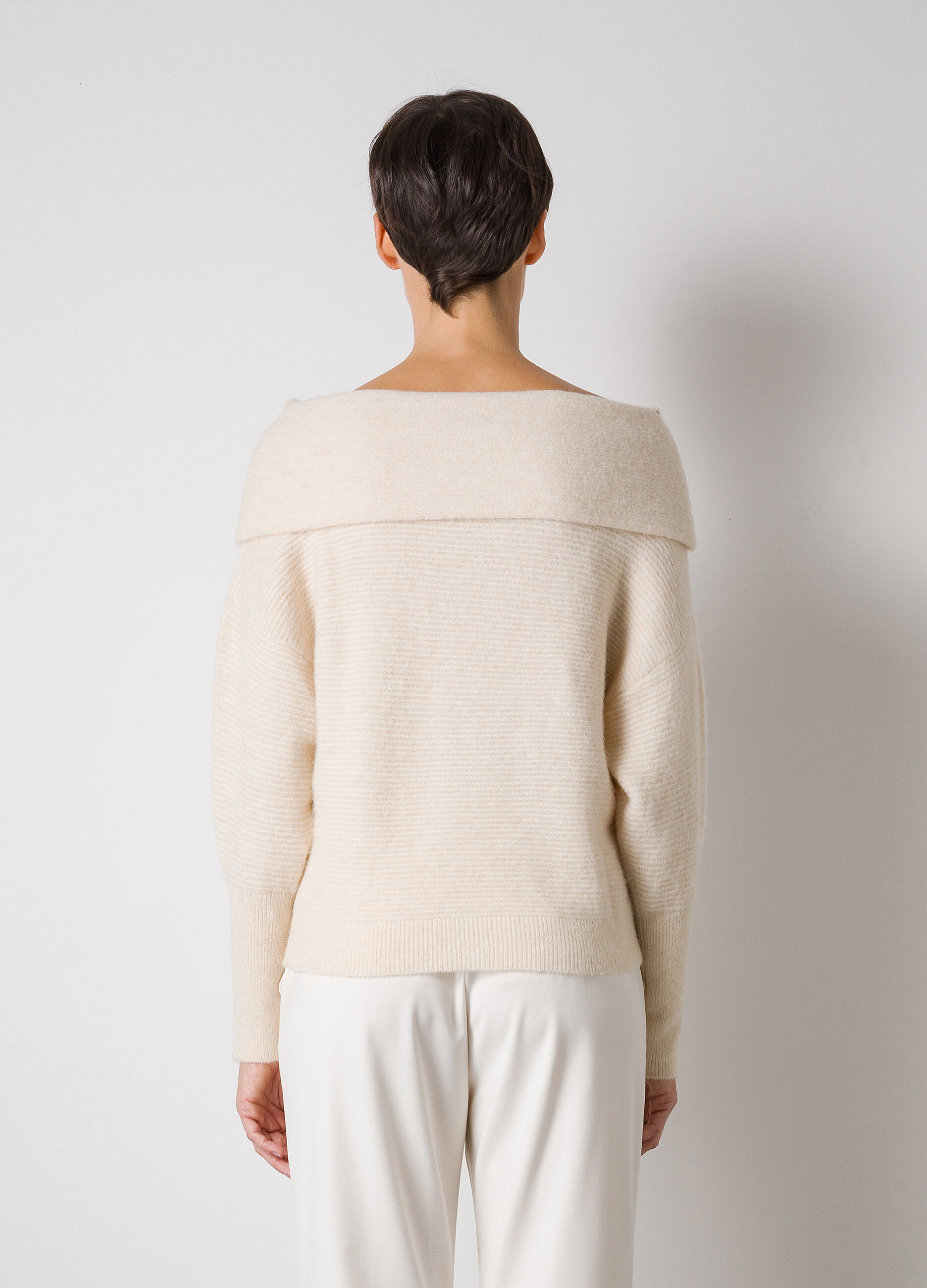 Pull blanc craie à épaulés dénudées en tricot de laine mélangée d’alpaca _1